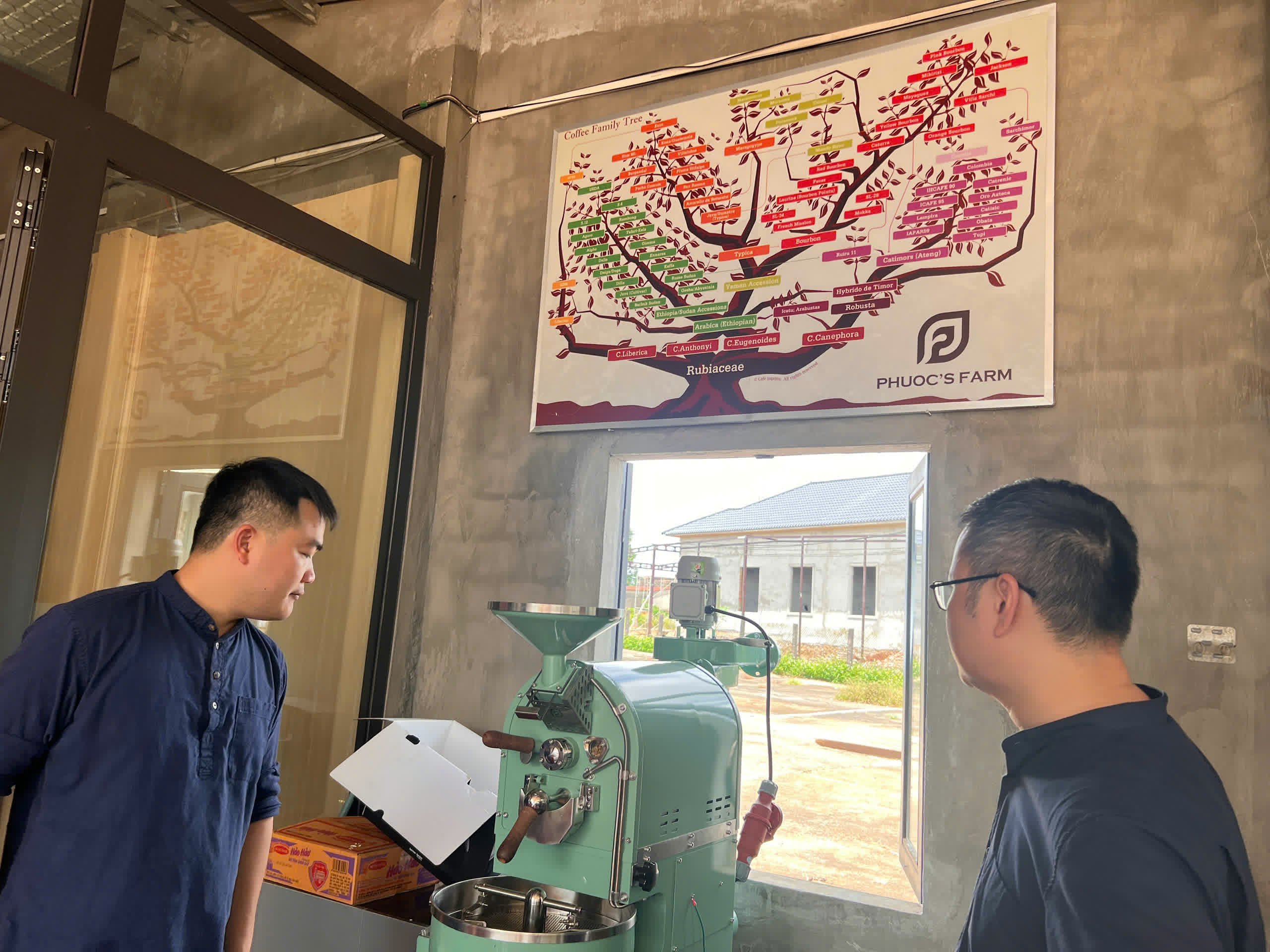 Thực hành rang cà phê trong khóa học