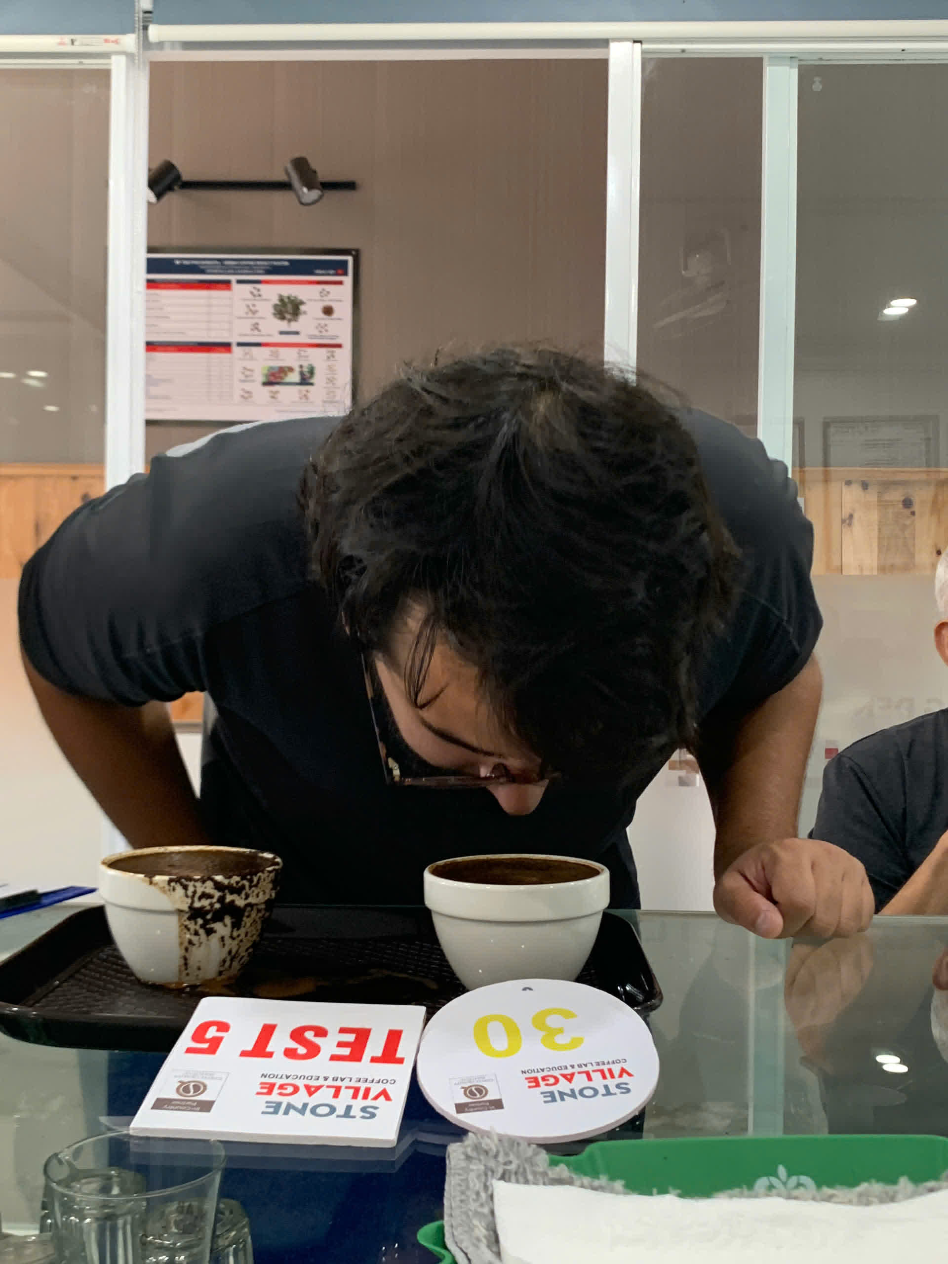 Đánh giá hương vị cà phê khi cupping tại Stone Village Lab