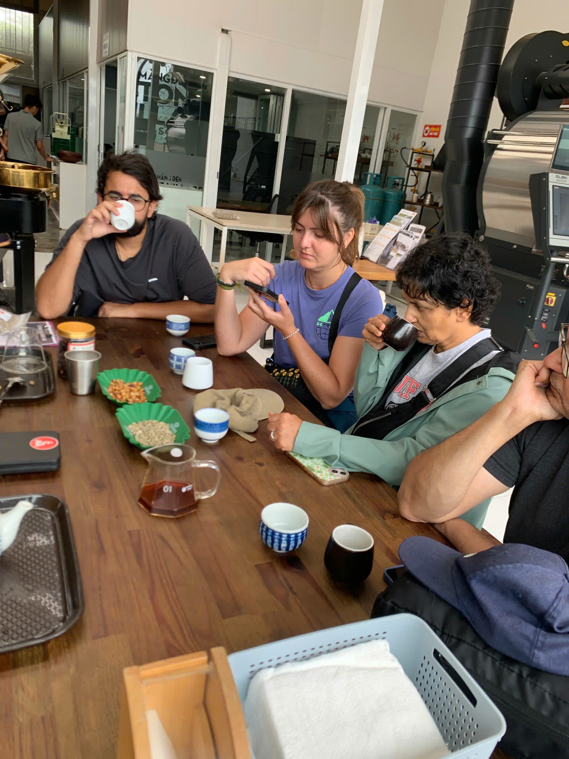 Khách trải nghiệm cupping cà phê tại Stone Village Lab Măng Đen