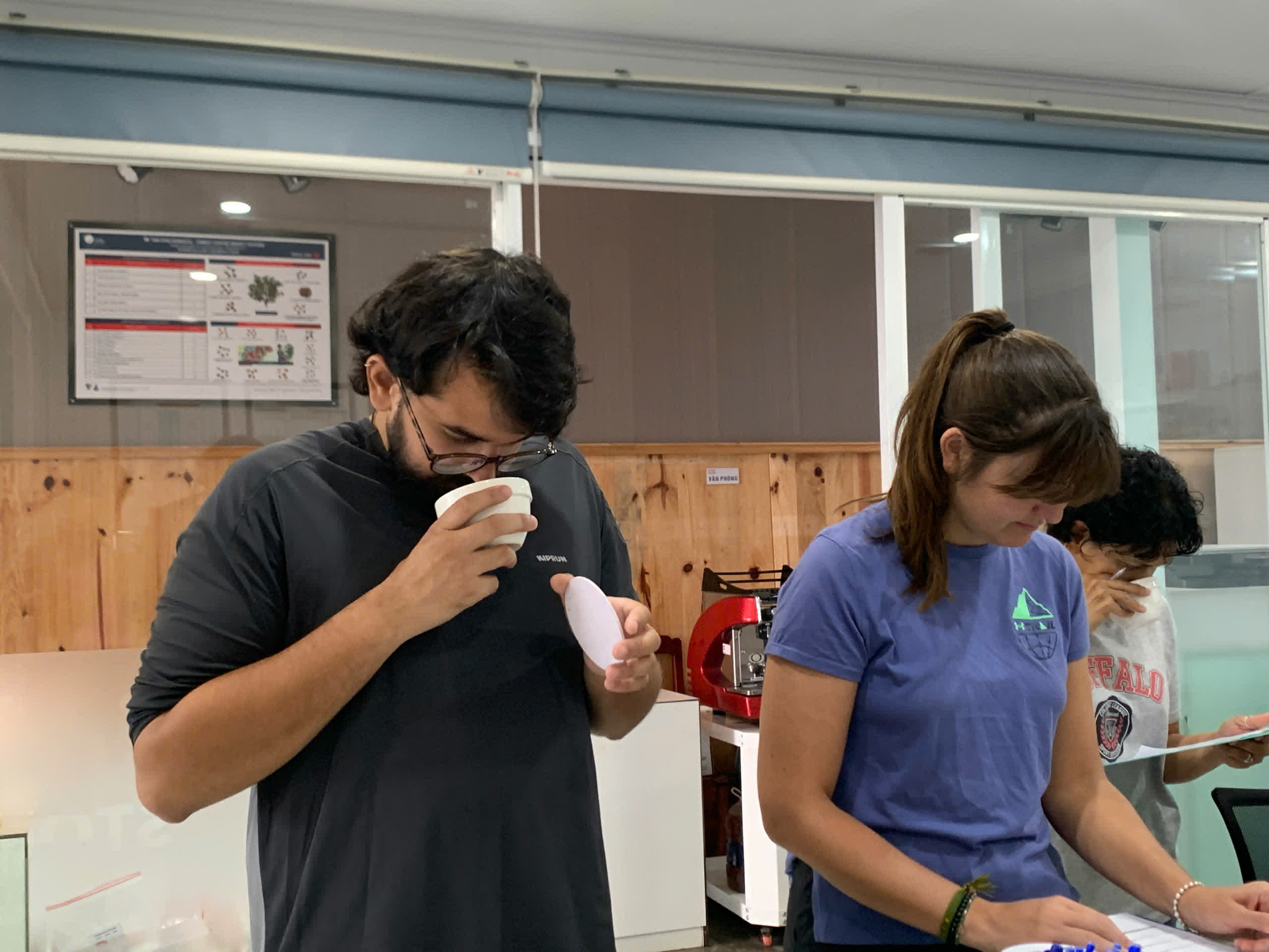 Thử nếm cà phê theo phương pháp cupping tại Stone Village Lab