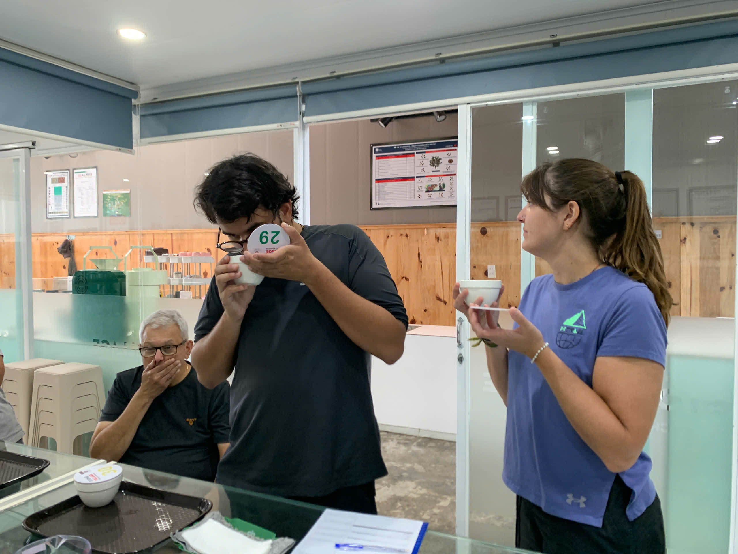 Khách ngửi hương cà phê trong buổi cupping tại Stone Village Lab