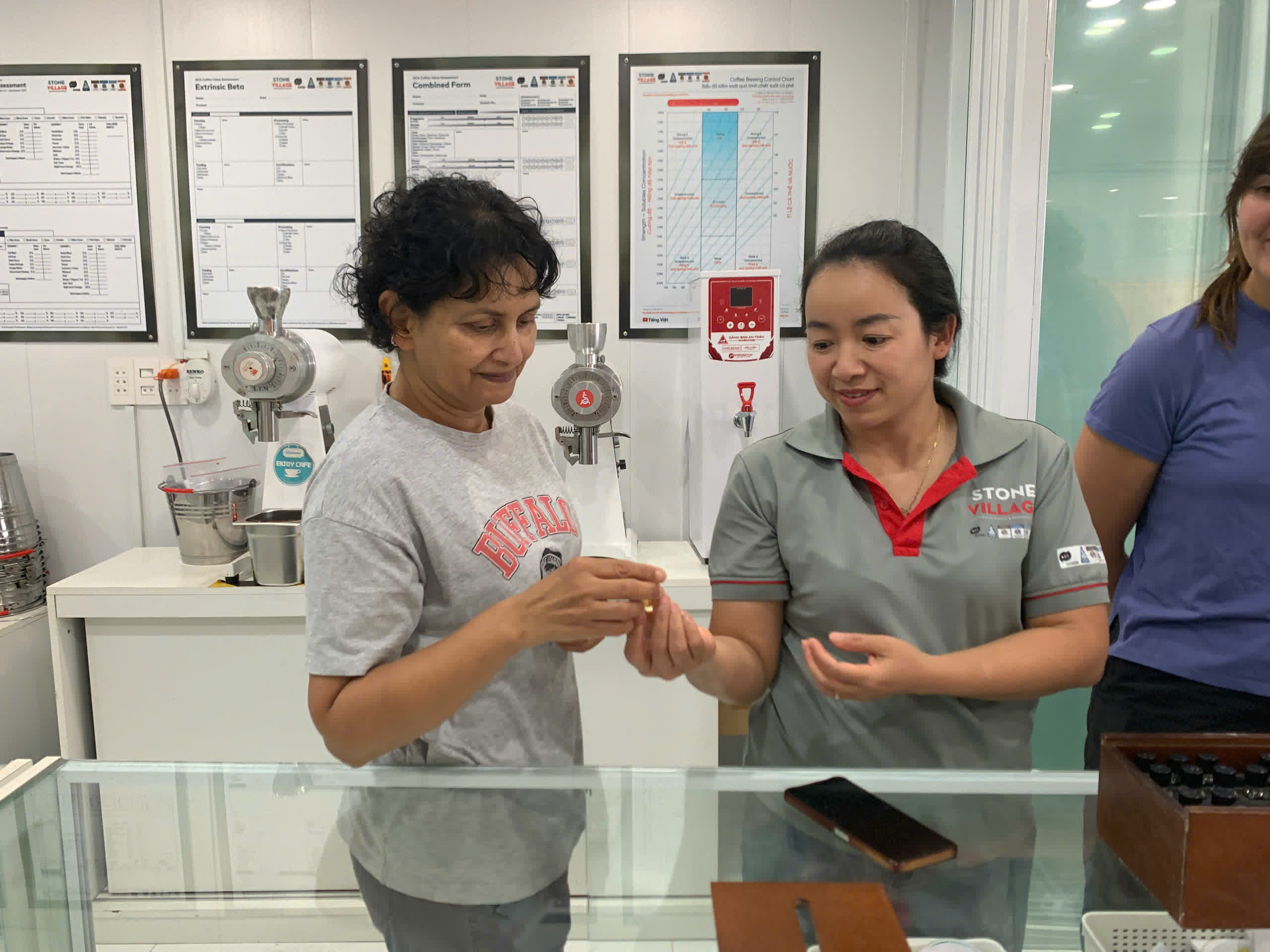 Nhân viên Stone Village Lab giới thiệu cà phê cho khách