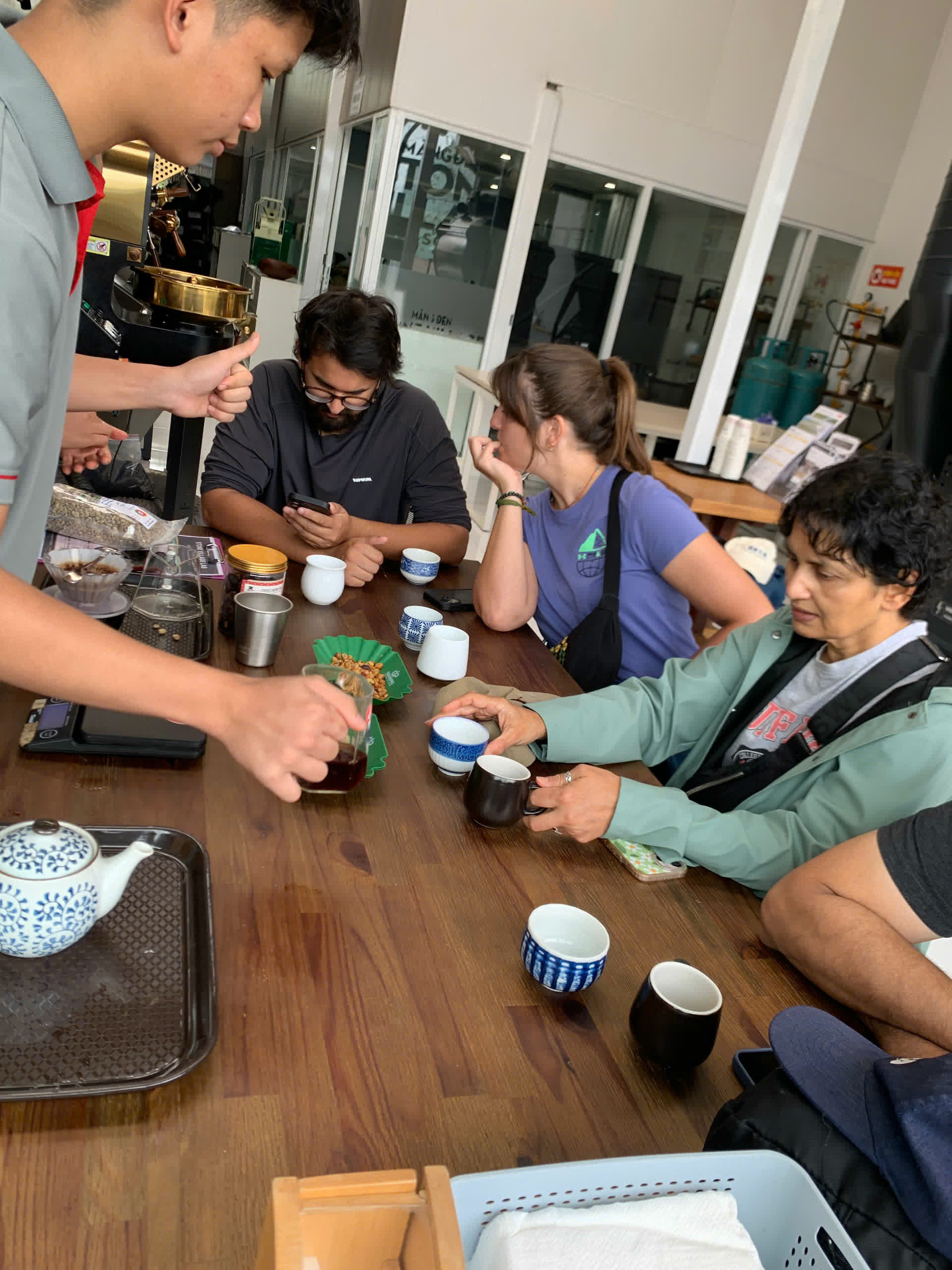 Trải nghiệm pha cà phê thủ công pour over trong tour