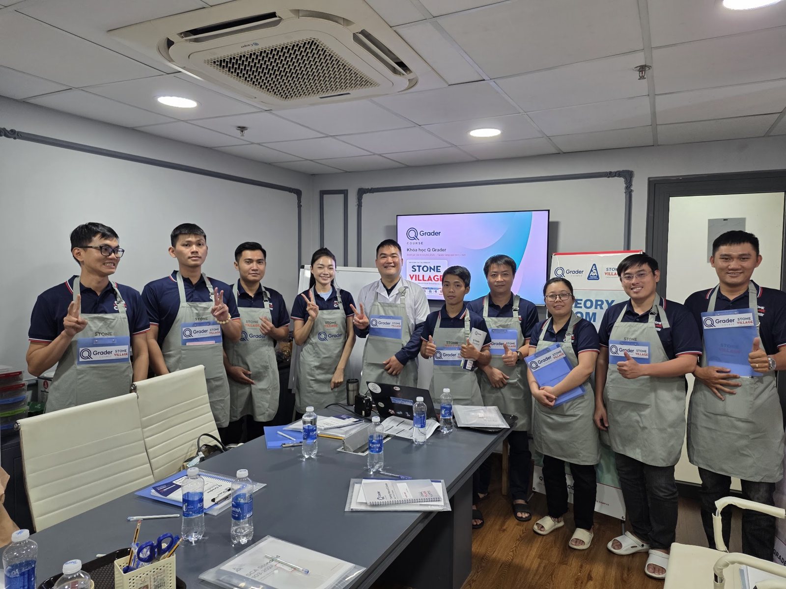 Ảnh chung lớp Q Grader V1.0 trong phòng lý thuyết ngày 1