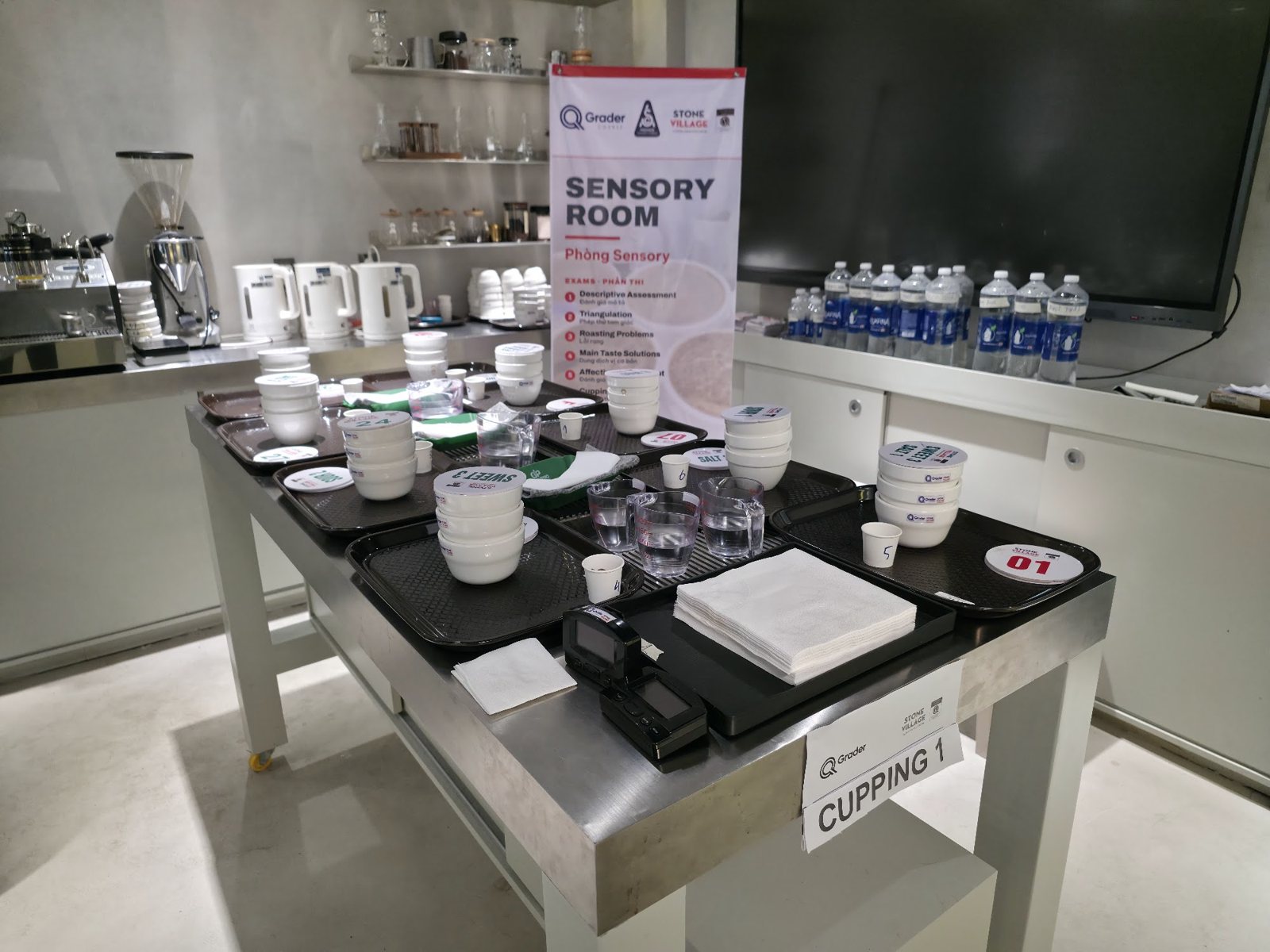 Bàn cupping số 1 đã bày sẵn khay, chén và ly nước