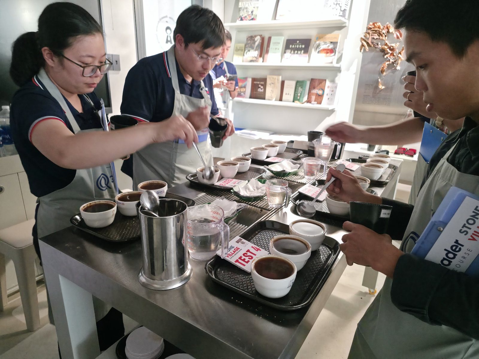 Học viên làm bài bên bàn thi đánh giá mô tả