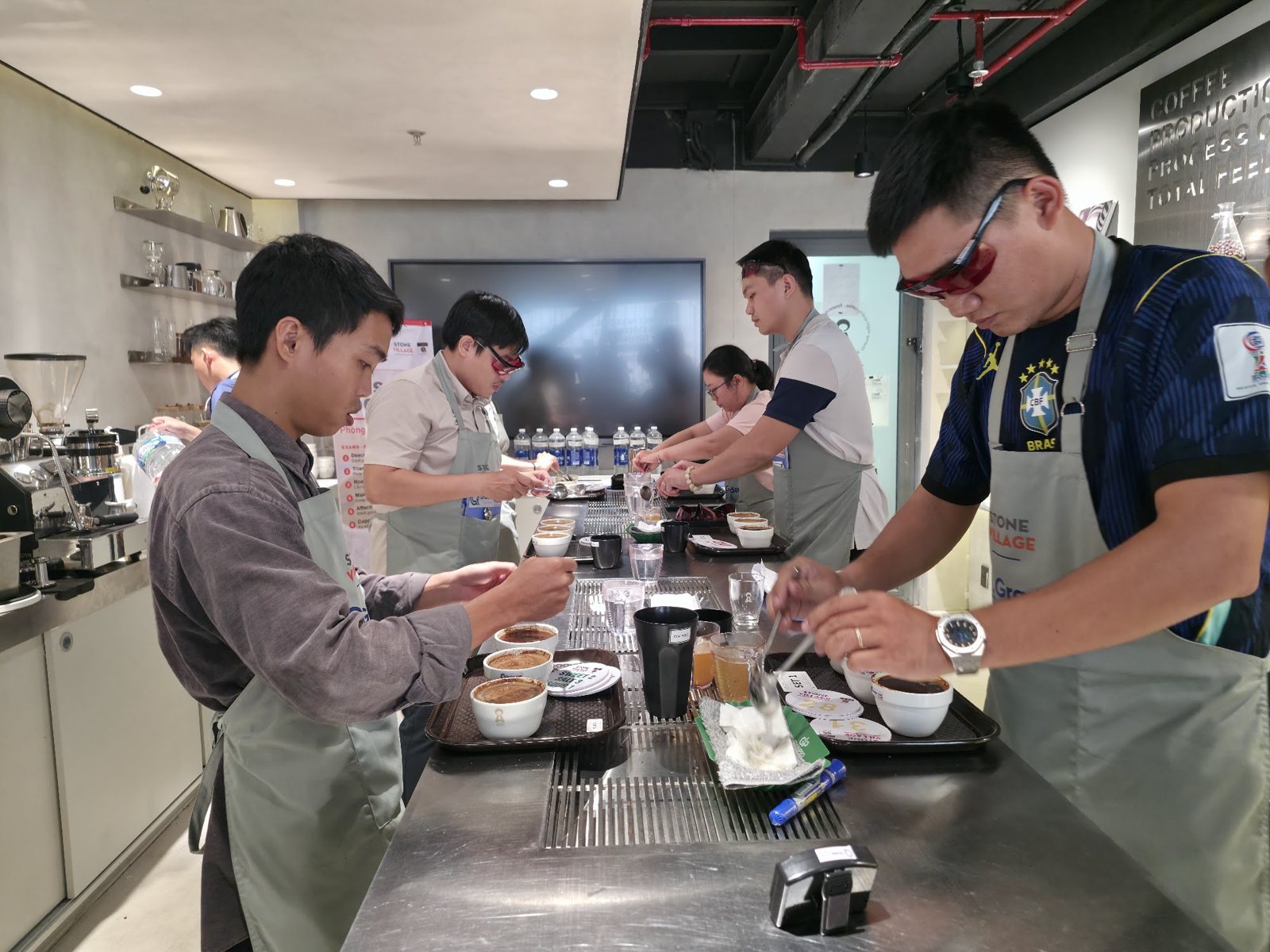 Nhiều học viên thử nếm cùng lúc trên bàn dài