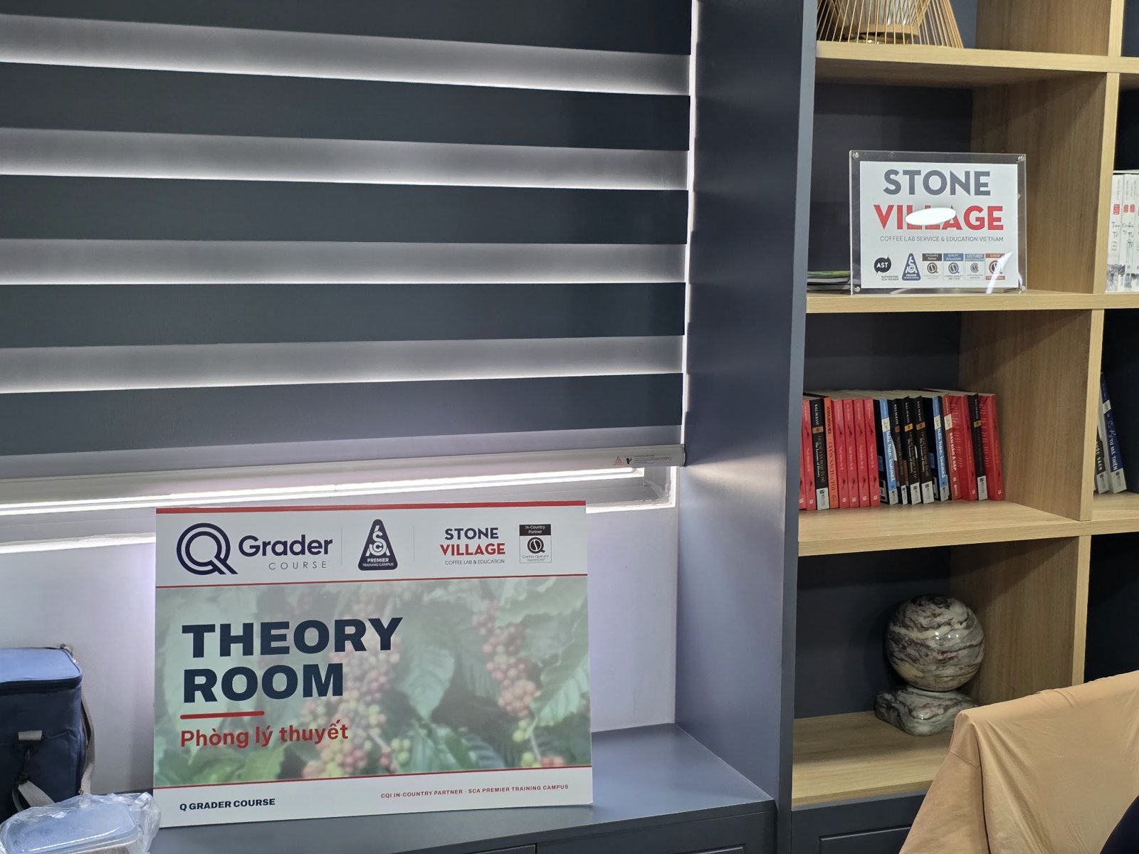 Biển Theory Room phòng lý thuyết khóa Q Grader tại Stone Village Lab
