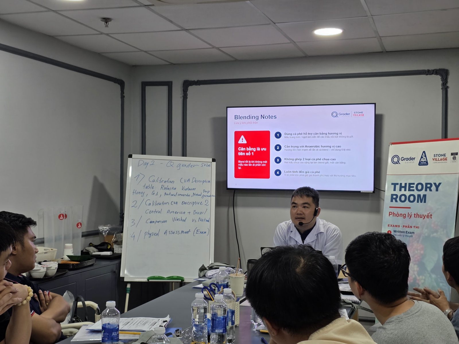 Giảng viên trình bày slide Blending Notes trong phòng lý thuyết