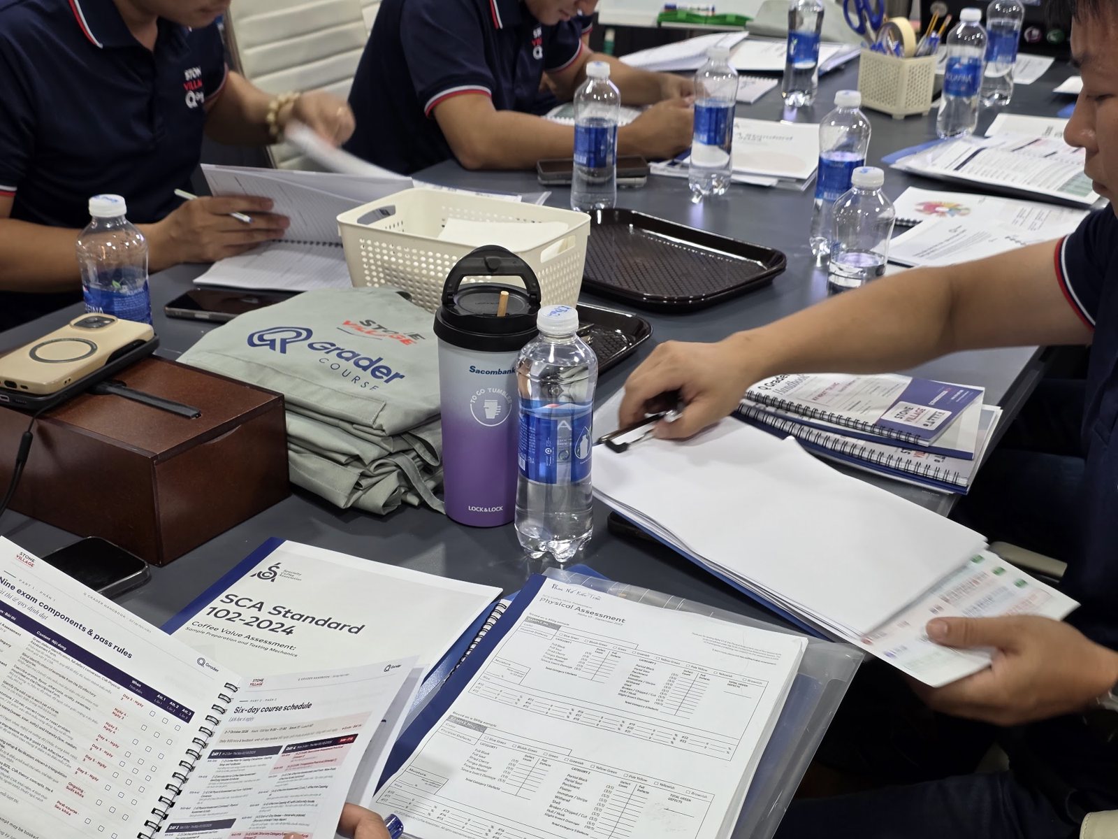 Bộ tài liệu học viên khóa Q Grader đặt trên bàn học