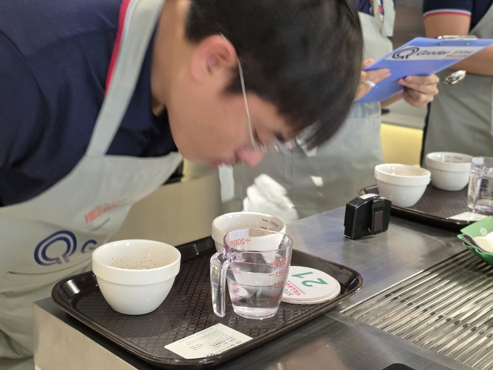 Học viên cúi sát chén để cảm nhận hương của mẫu cupping