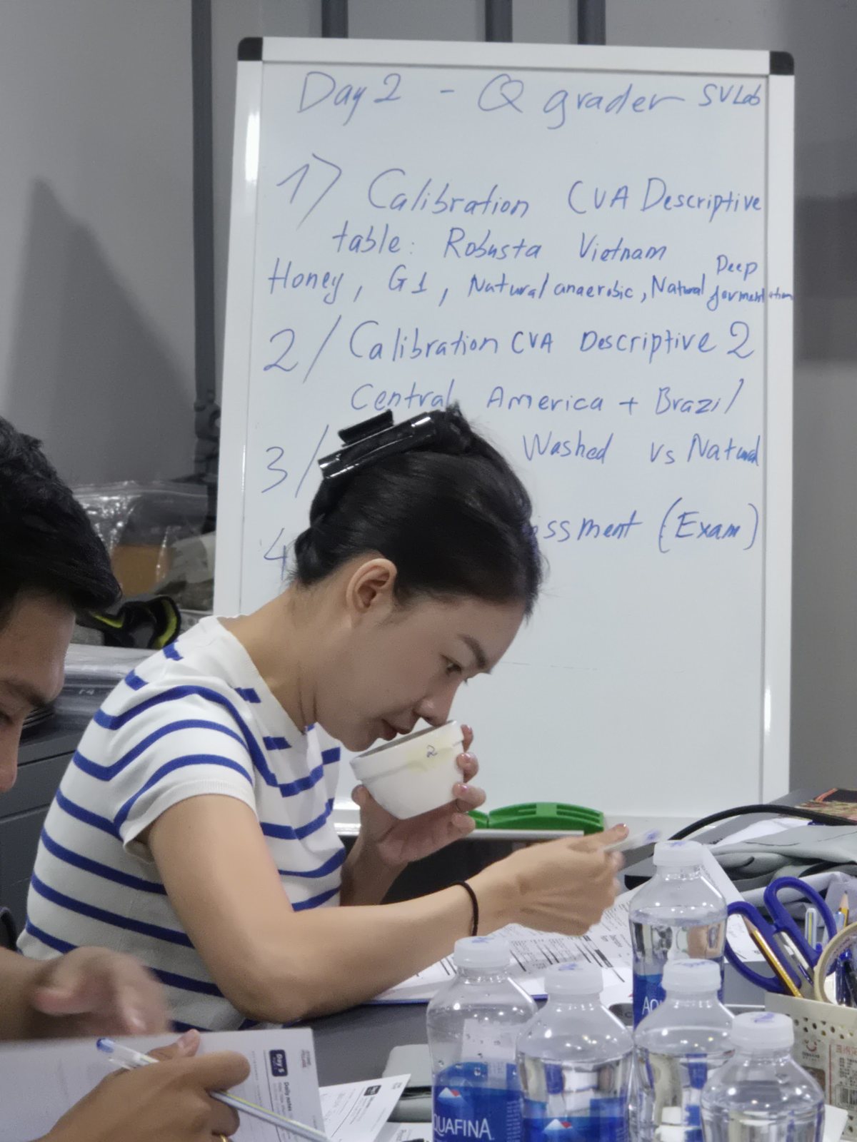 Học viên cảm nhận hương mẫu cà phê trong phần đánh giá mô tả