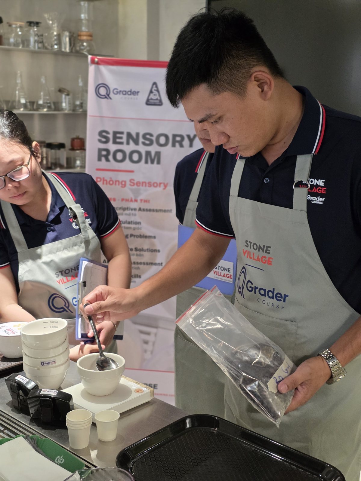 Học viên cân cà phê cho chén cupping trong phòng Sensory Room