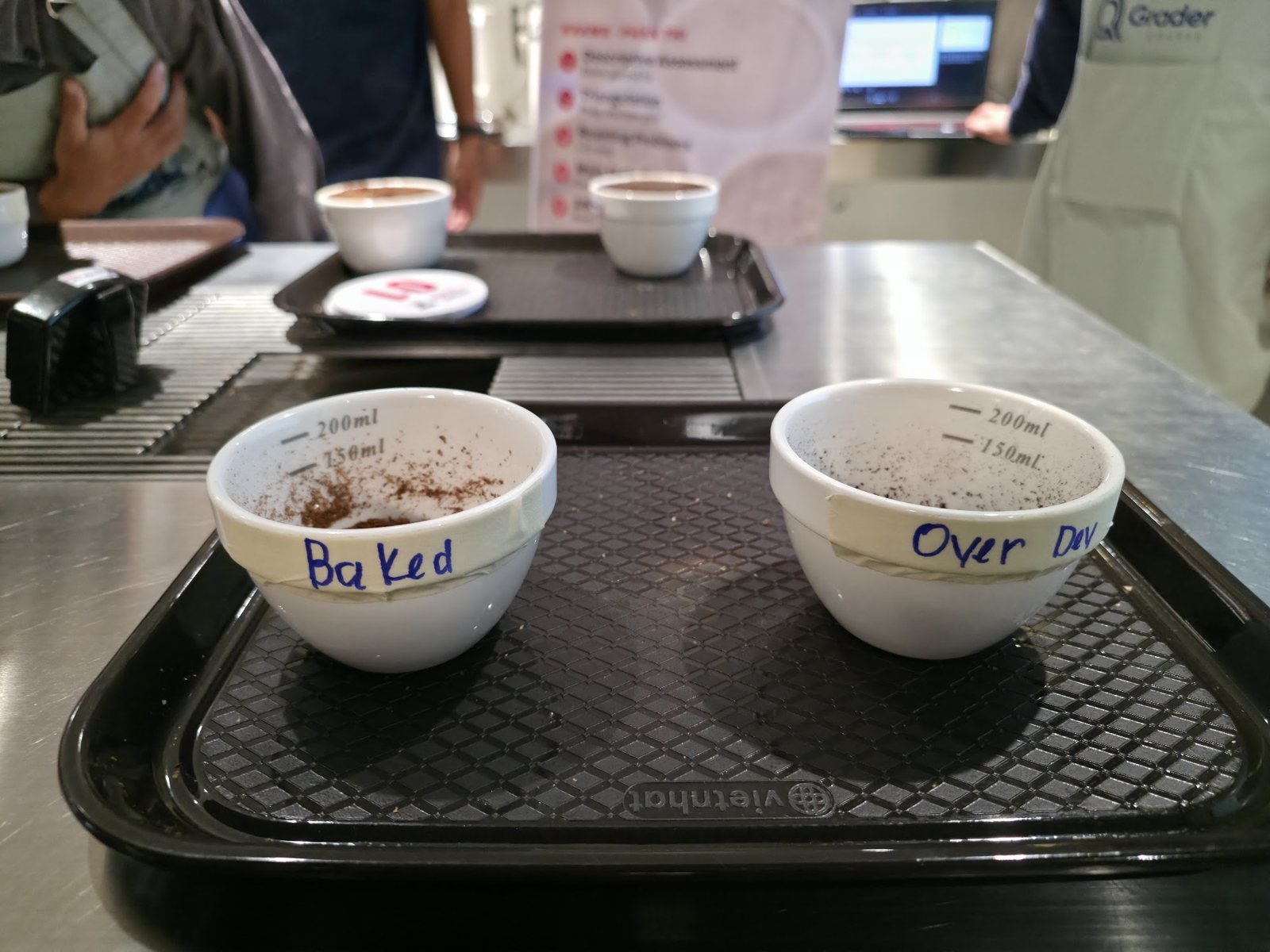 Hai chén cà phê ghi Baked và Over Dev