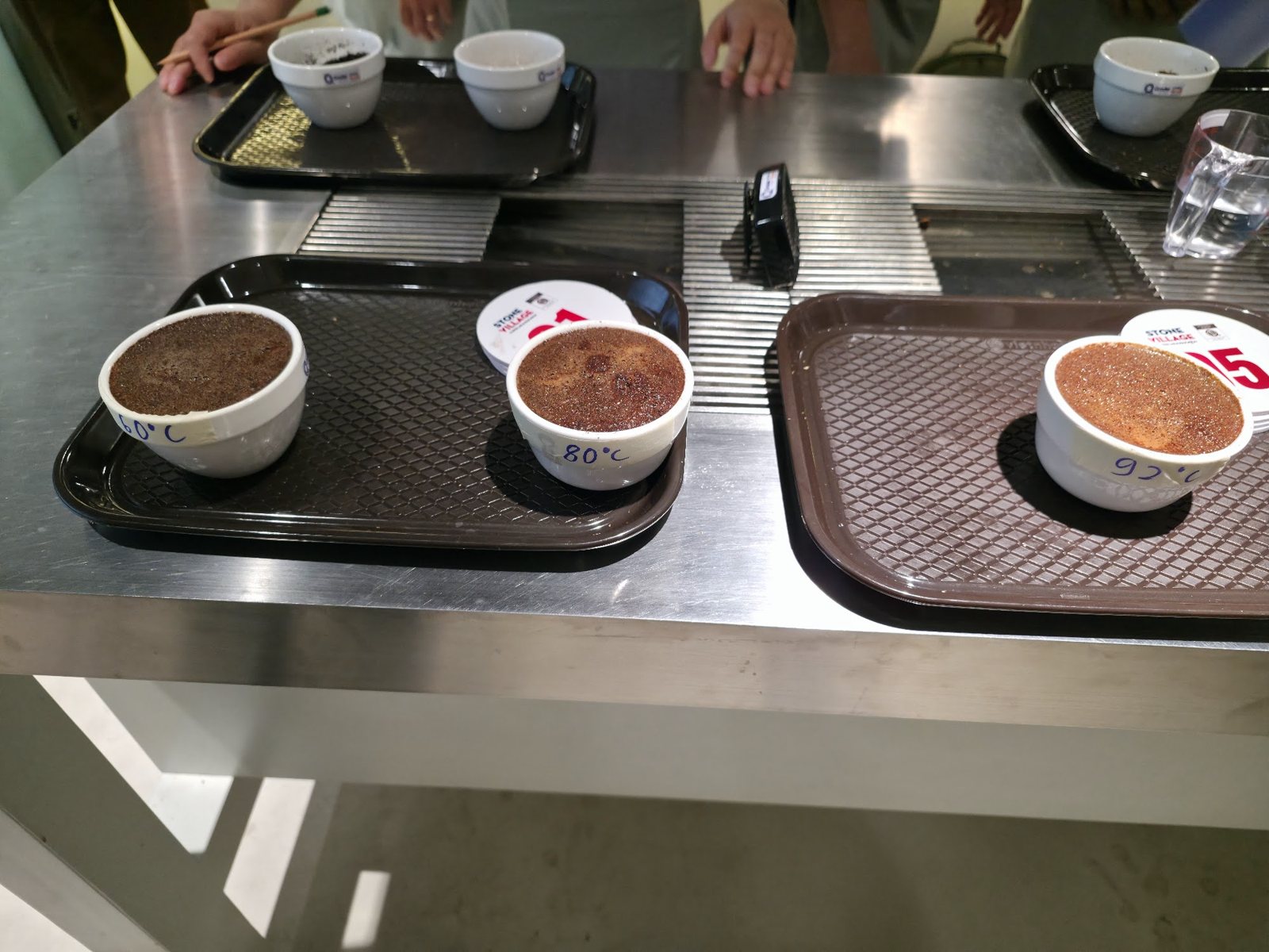 Các chén cà phê xay đặt trên khay để so sánh điều kiện pha