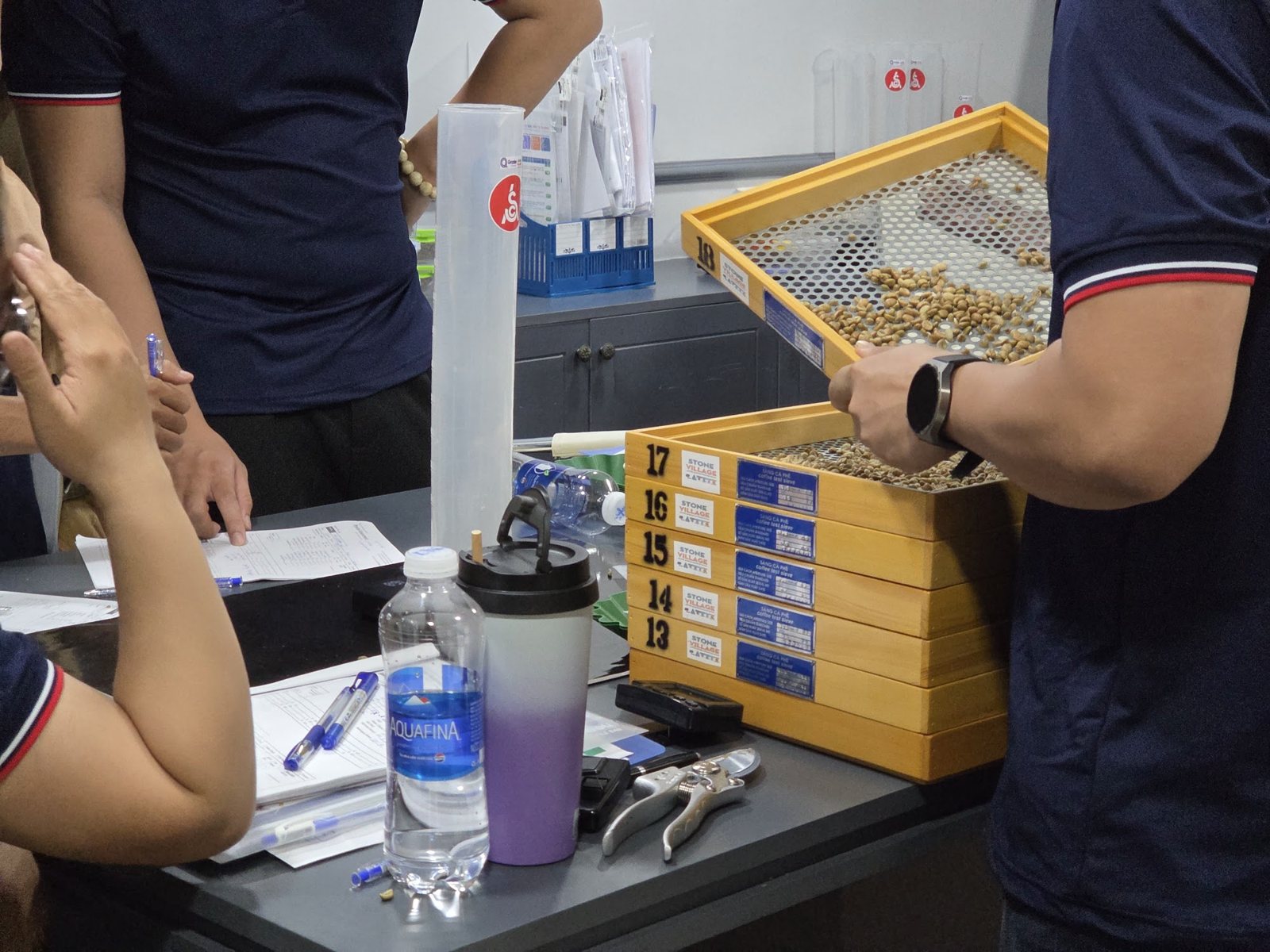 Chồng sàng phân cỡ hạt có đánh số cỡ sàng