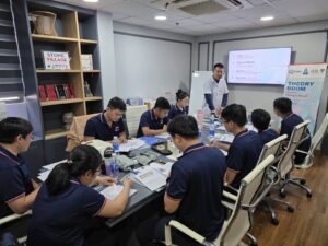 Lớp Q Grader học phần đánh giá vật lý nhân xanh trong phòng lý thuyết Stone Village Lab TP.HCM