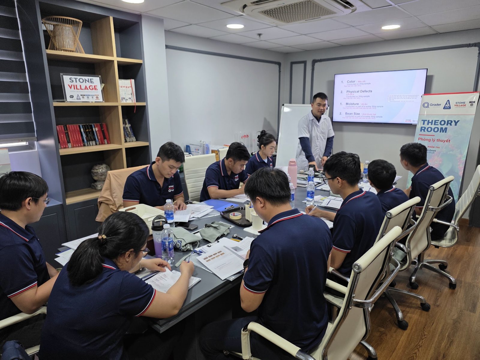 Lớp Q Grader học phần đánh giá vật lý nhân xanh trong phòng lý thuyết Stone Village Lab TP.HCM