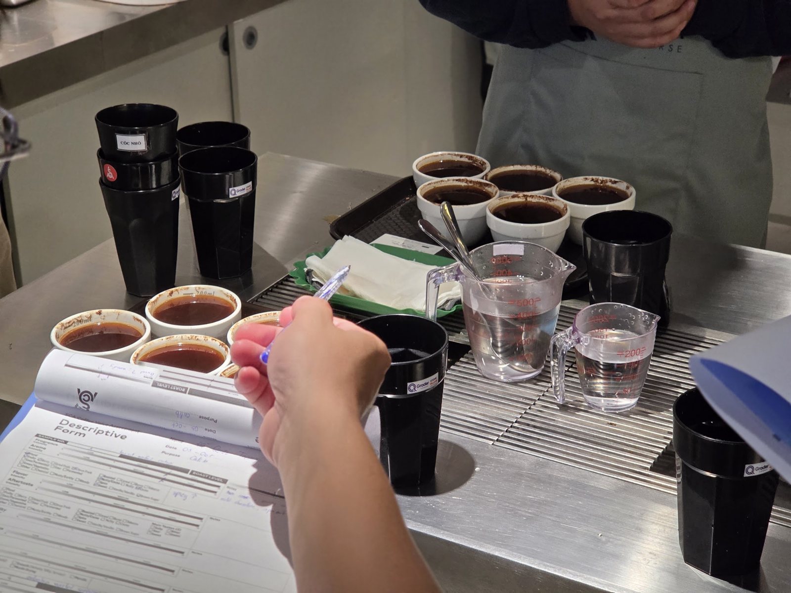 Học viên điền Biểu mẫu Mô tả ngay bên bàn cupping