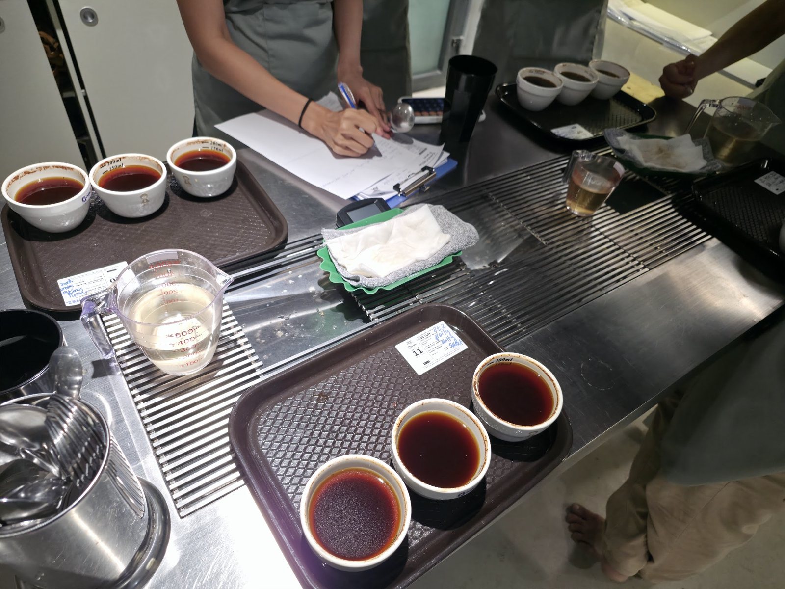 Học viên ghi kết quả bên các khay ba chén