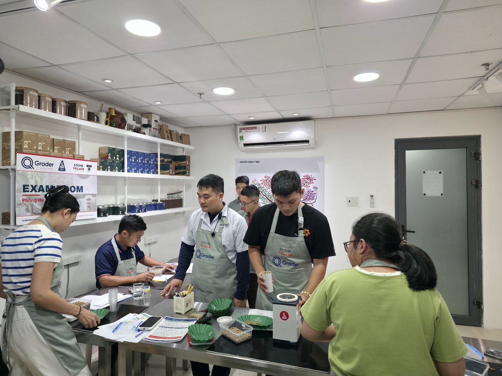 Giám thị và học viên trong phòng thi khóa Q Grader