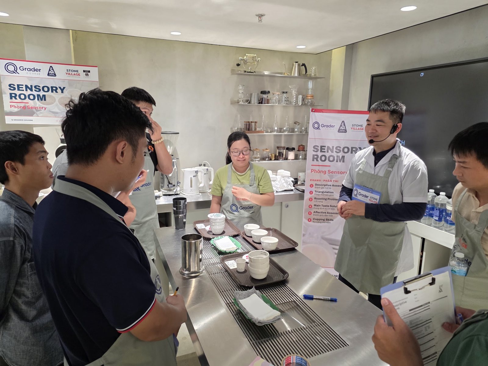 Giảng viên hướng dẫn bài tập tại bàn cupping trong phòng Sensory Room