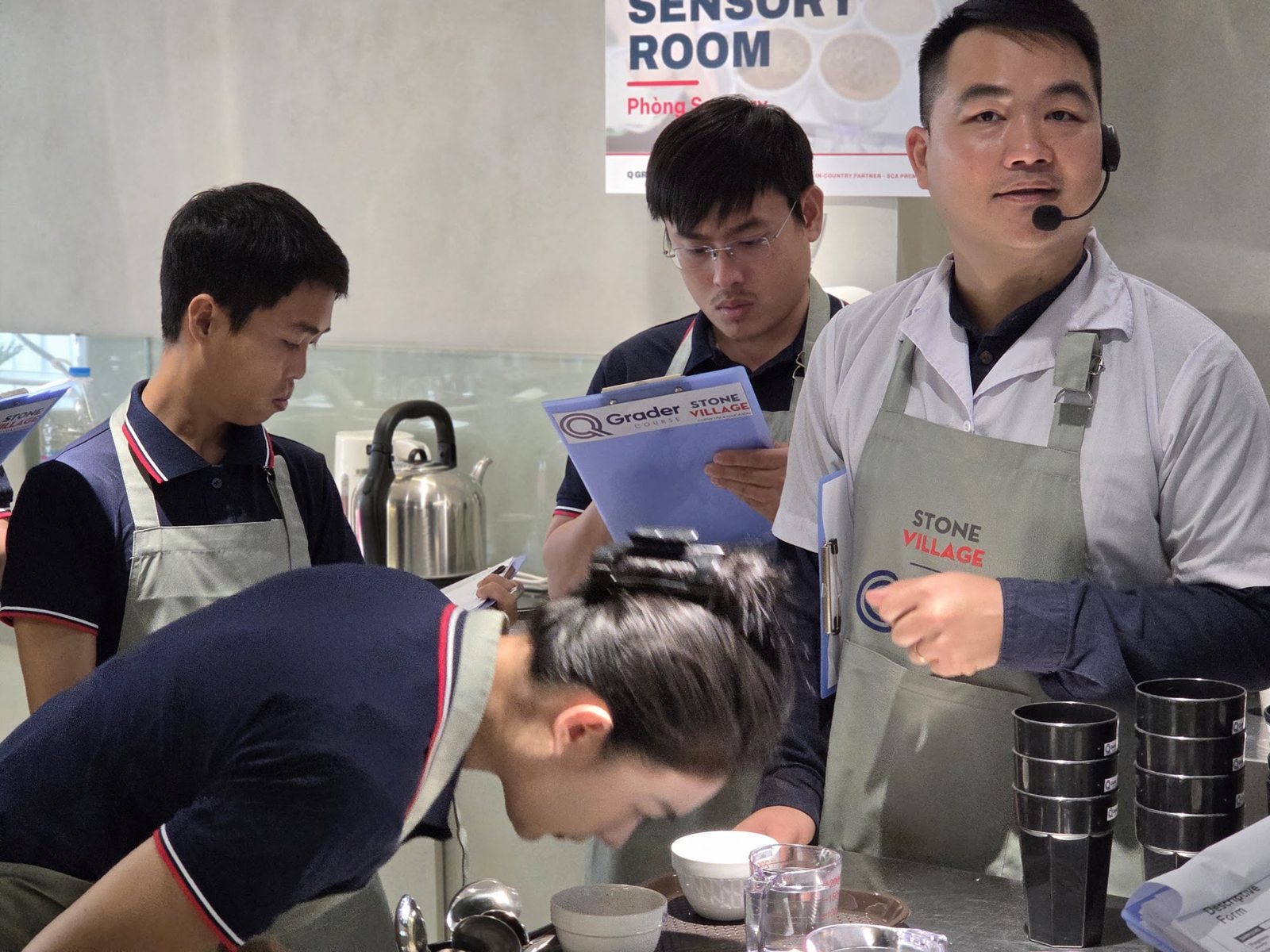 Giảng viên hướng dẫn học viên trong lúc cupping tại phòng Sensory Room