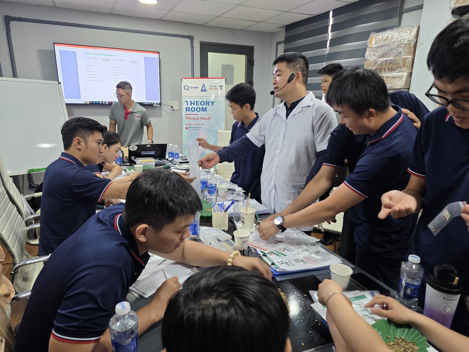 Giảng viên hướng dẫn các nhóm học viên nhặt lỗi nhân xanh