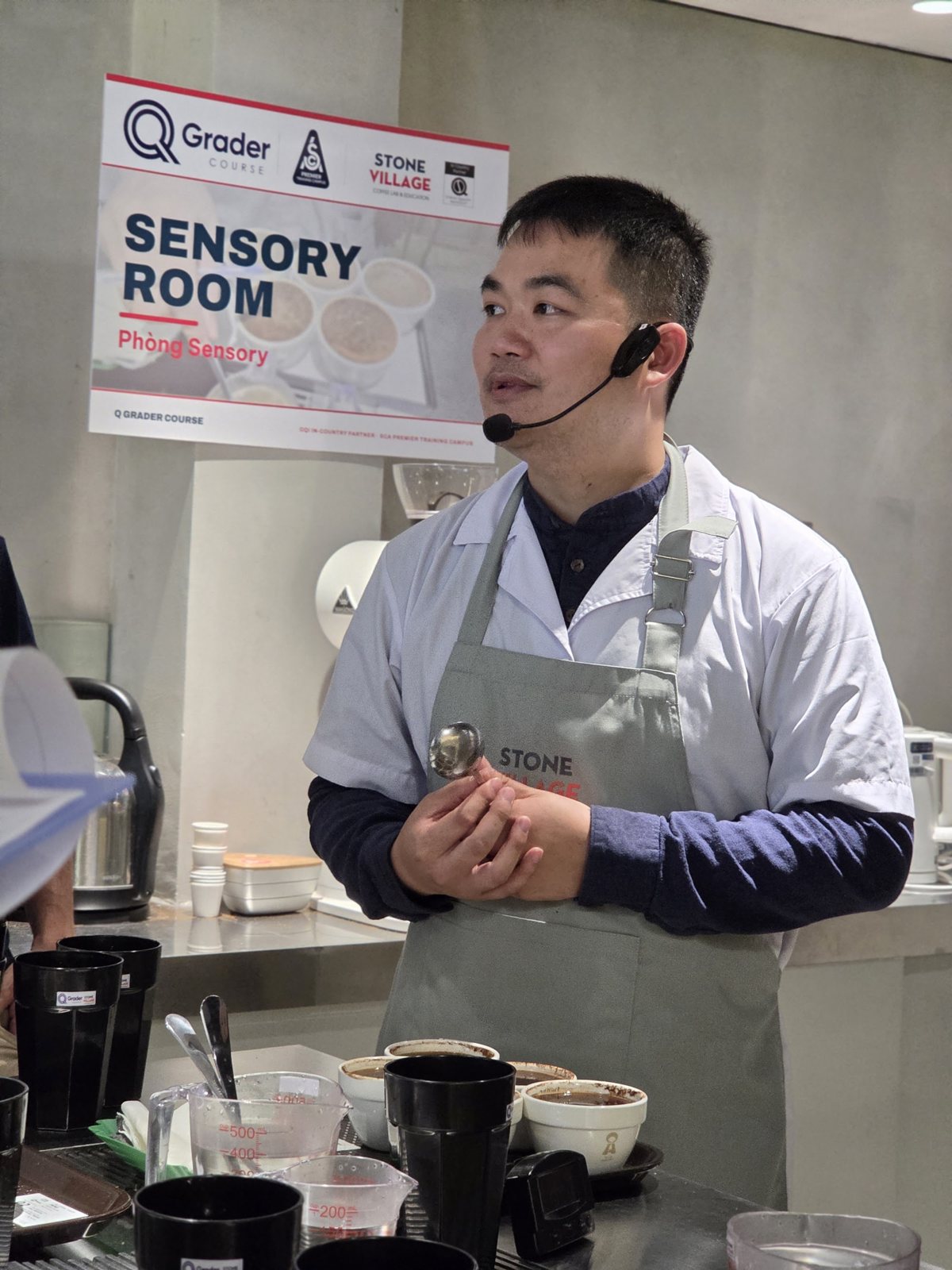 Giảng viên hướng dẫn trong phòng Sensory Room ngày 2