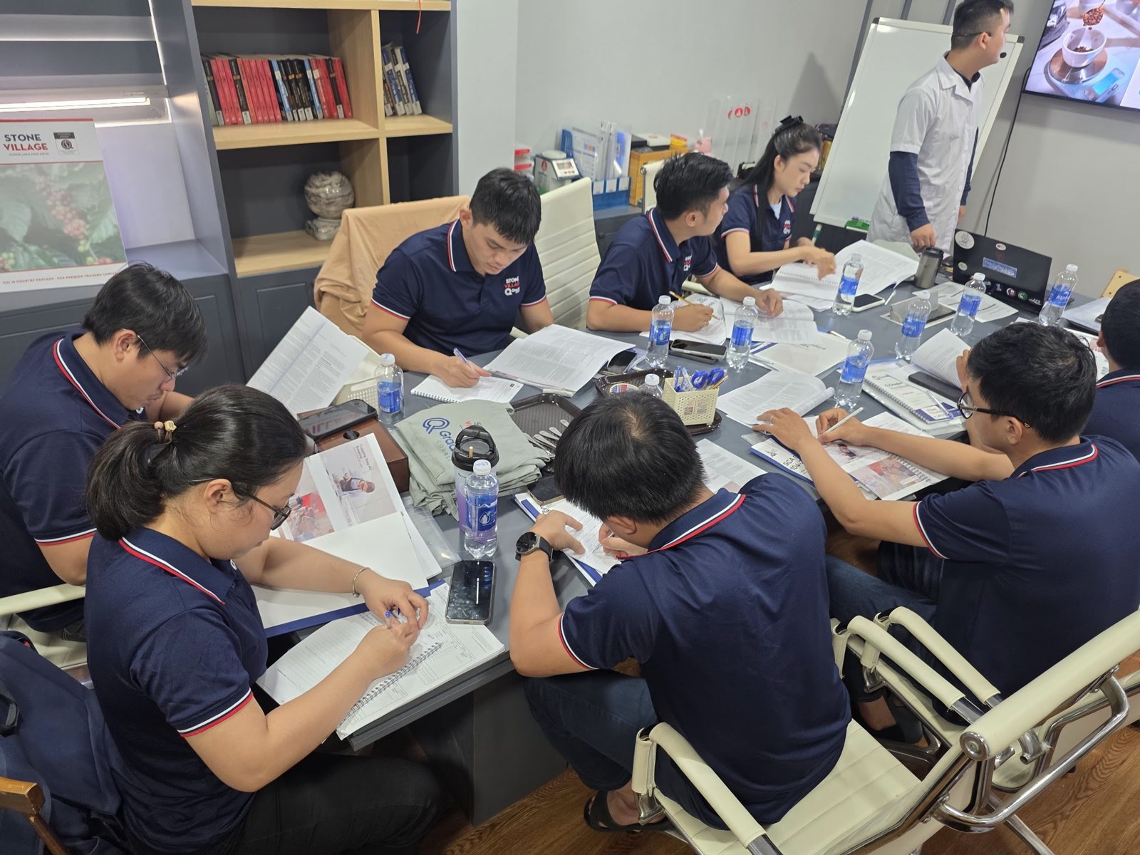 Học viên làm hoạt động nhóm trên giấy trong phòng lý thuyết