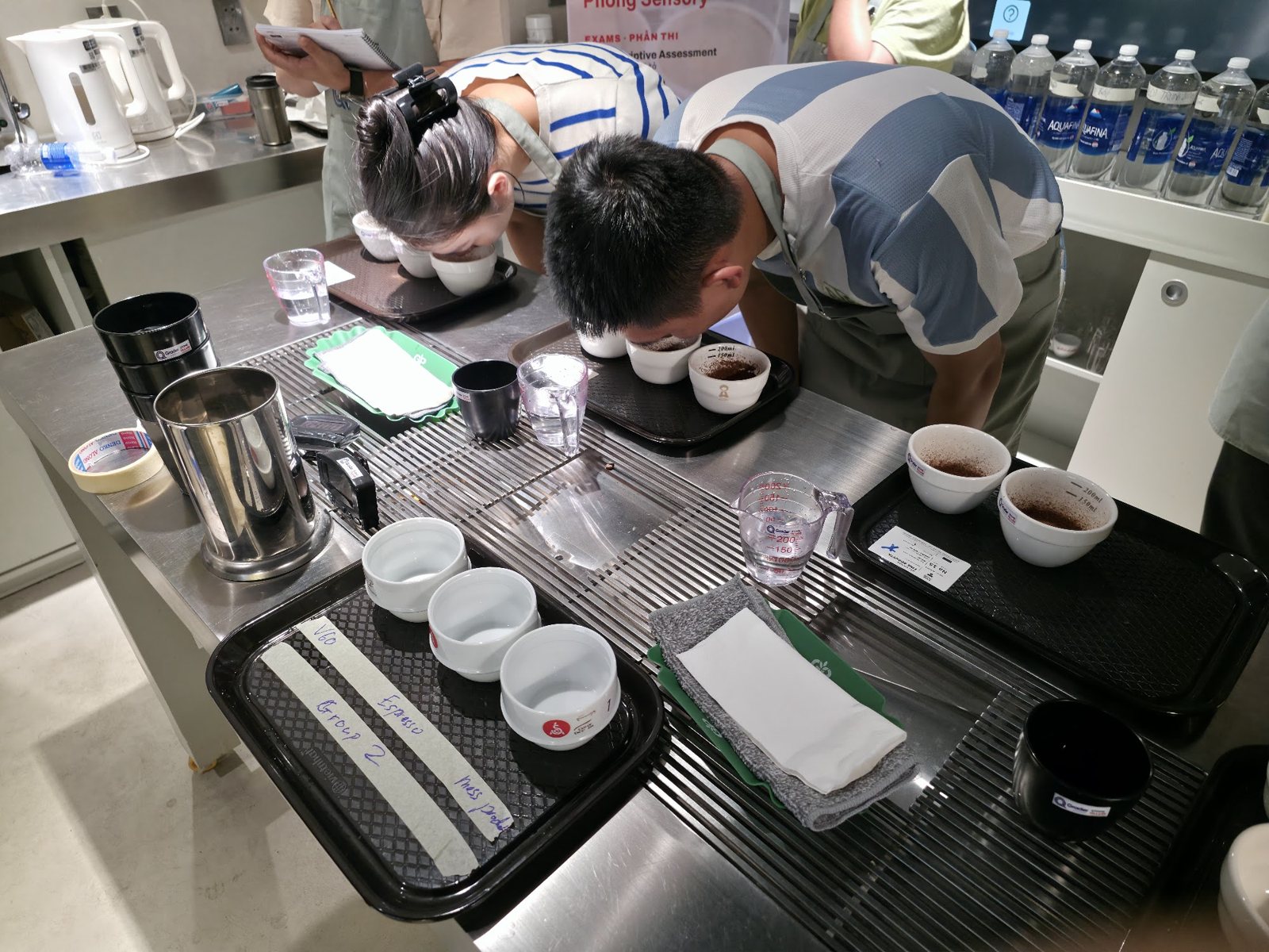 Học viên cảm nhận hương các chén trên khay nhóm