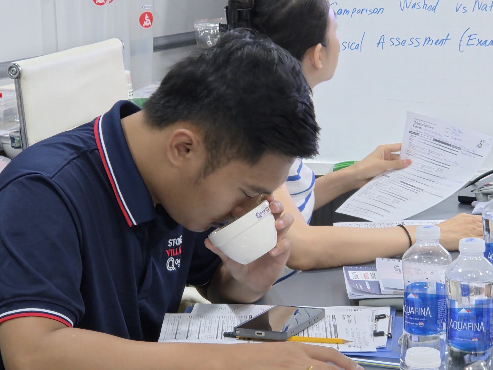 Học viên cảm nhận hương mẫu cà phê và ghi biểu mẫu Mô tả