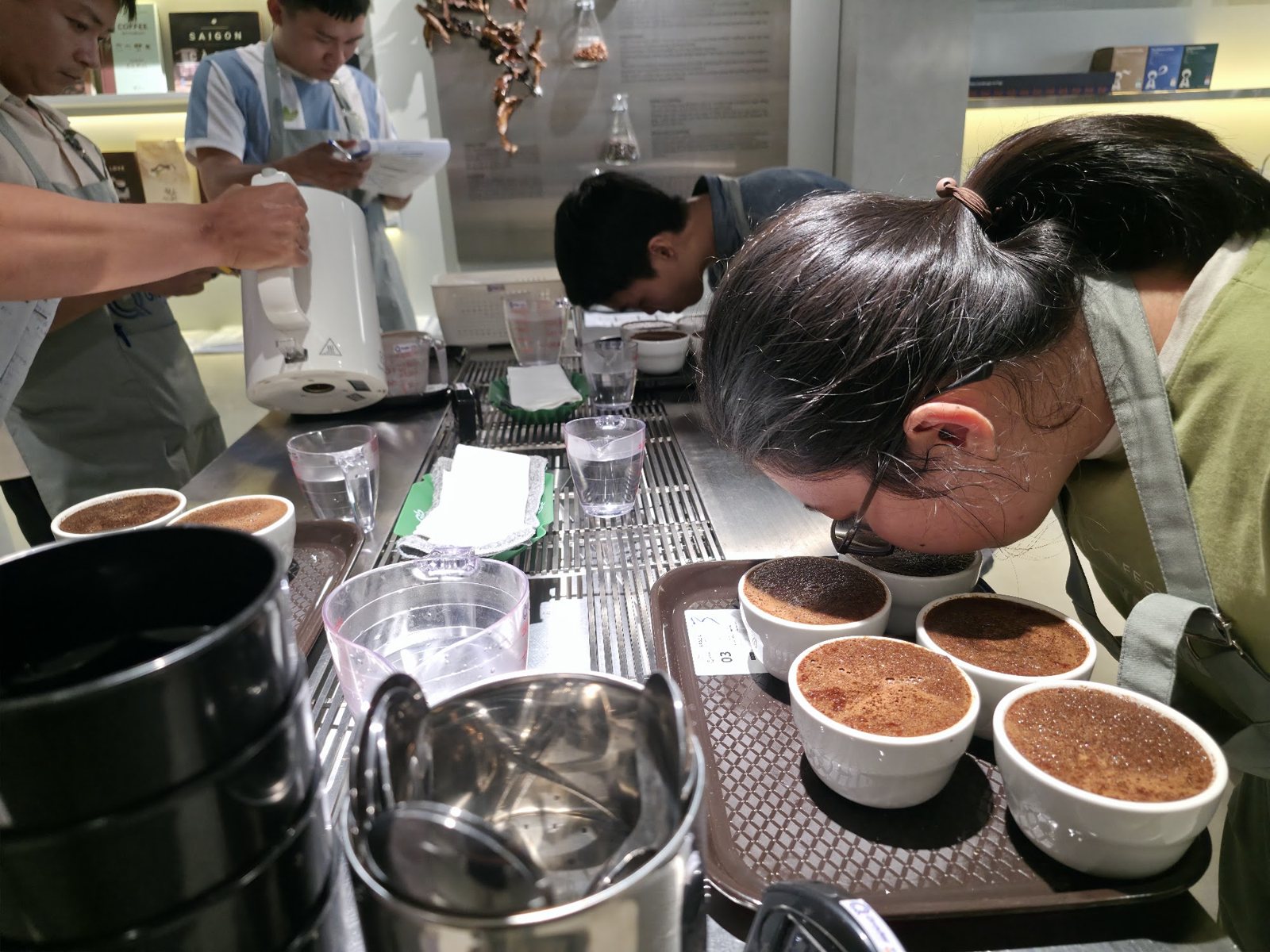 Học viên cúi sát chén cảm nhận hương ướt trong buổi cupping