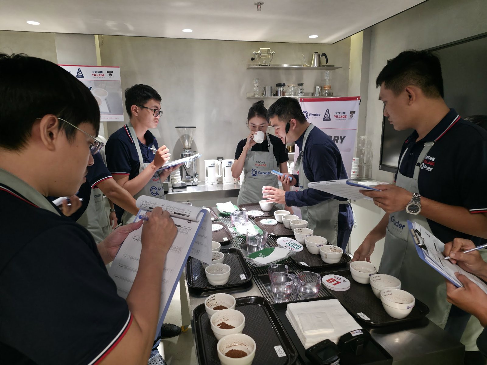 Học viên ghi biểu mẫu cảm tính bên bàn cupping