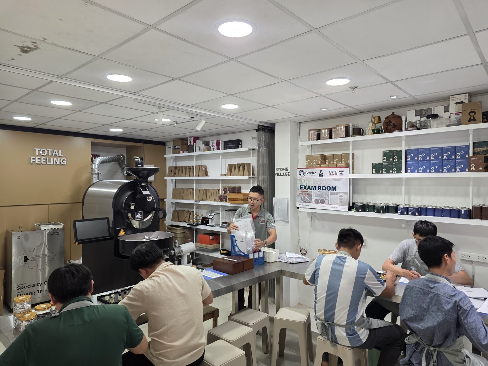 Học viên làm bài trong phòng thi khóa Q Grader