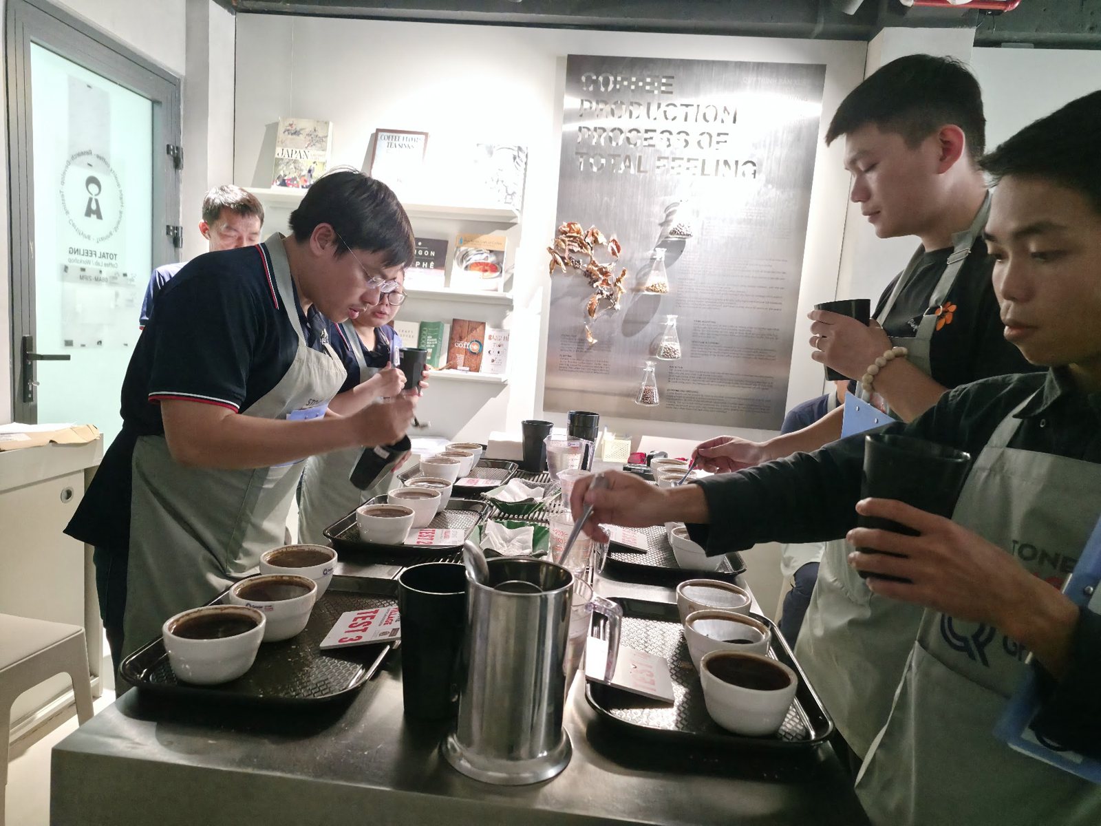 Học viên lấy mẫu từ các khay thi
