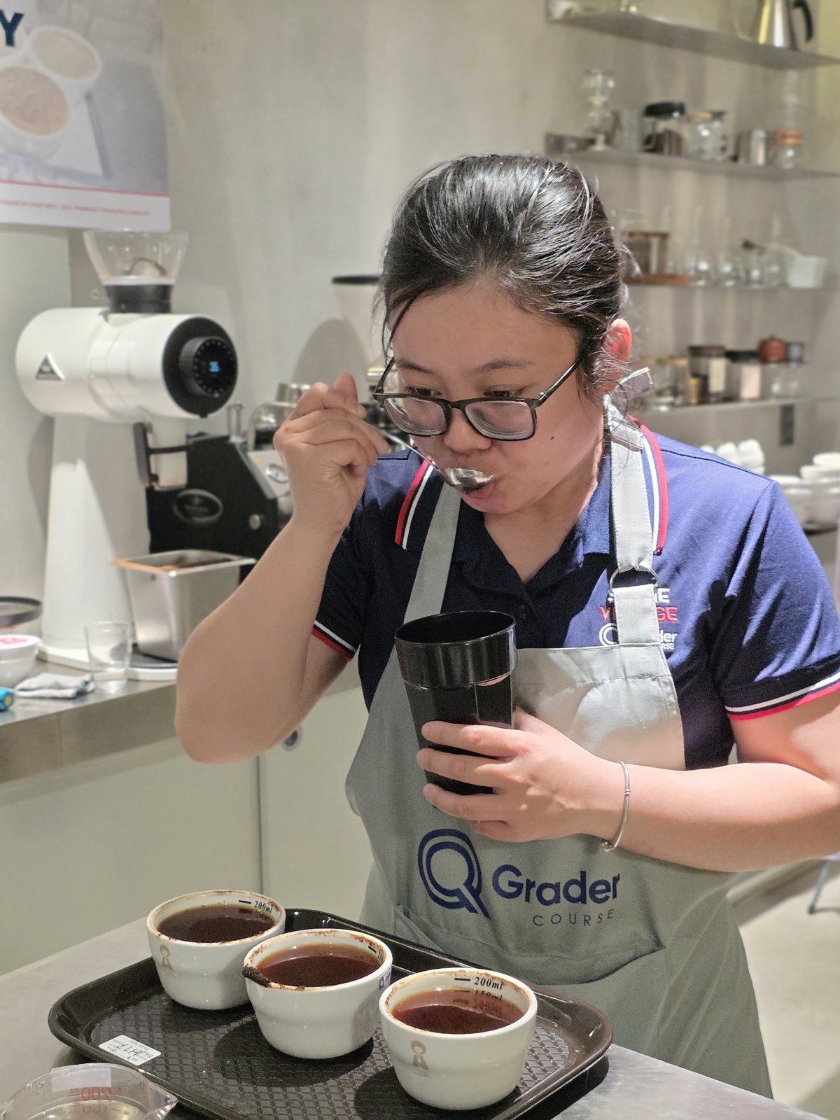 Học viên nếm mẫu bằng thìa cupping