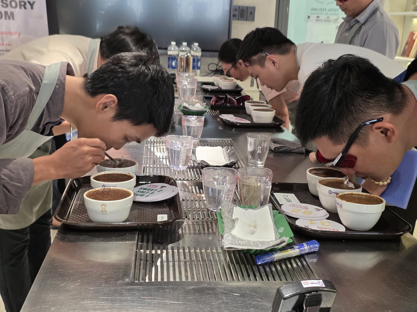 Học viên nếm mẫu bằng thìa cupping