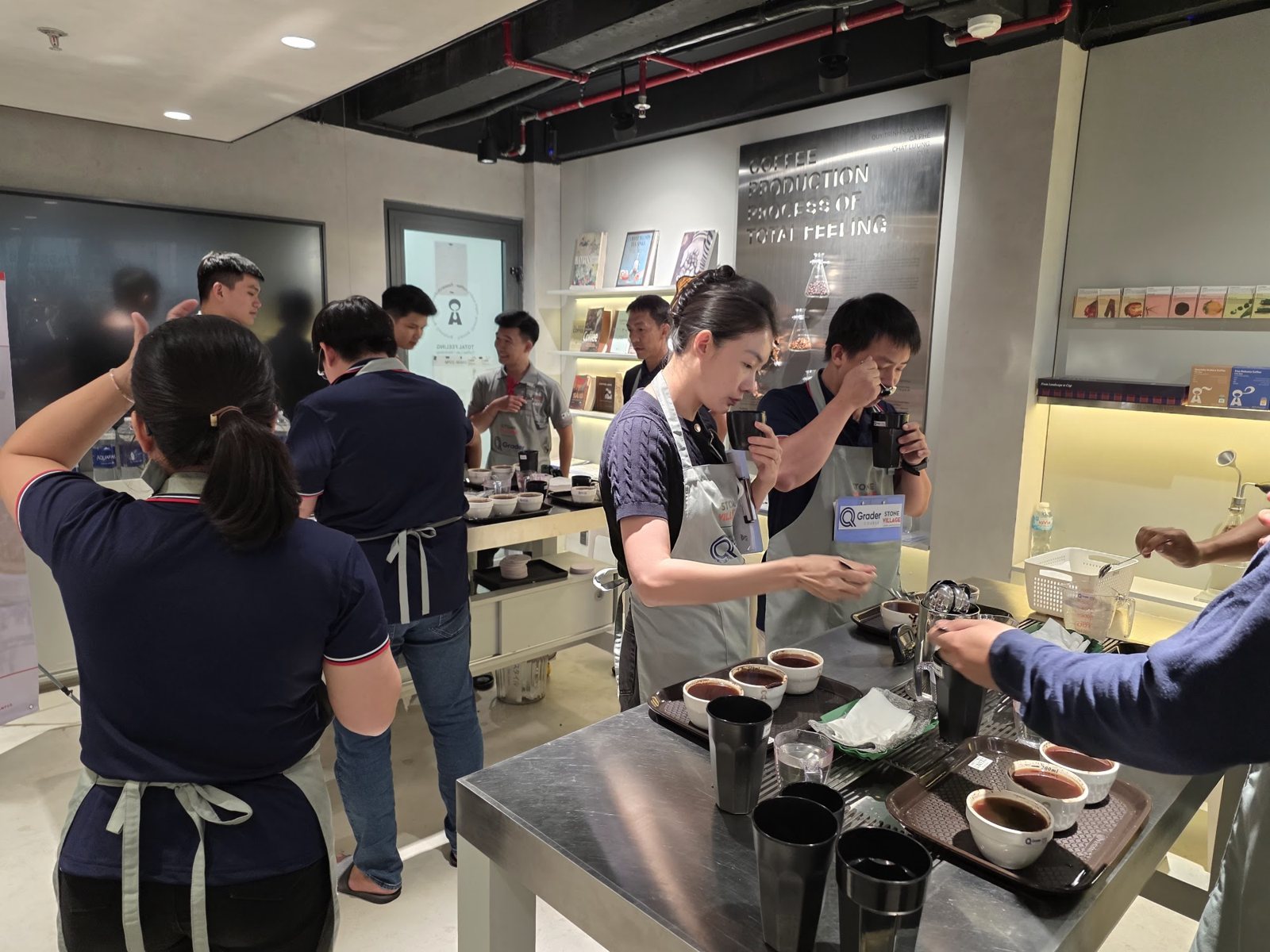 Học viên nếm Robusta trong phòng Sensory Room