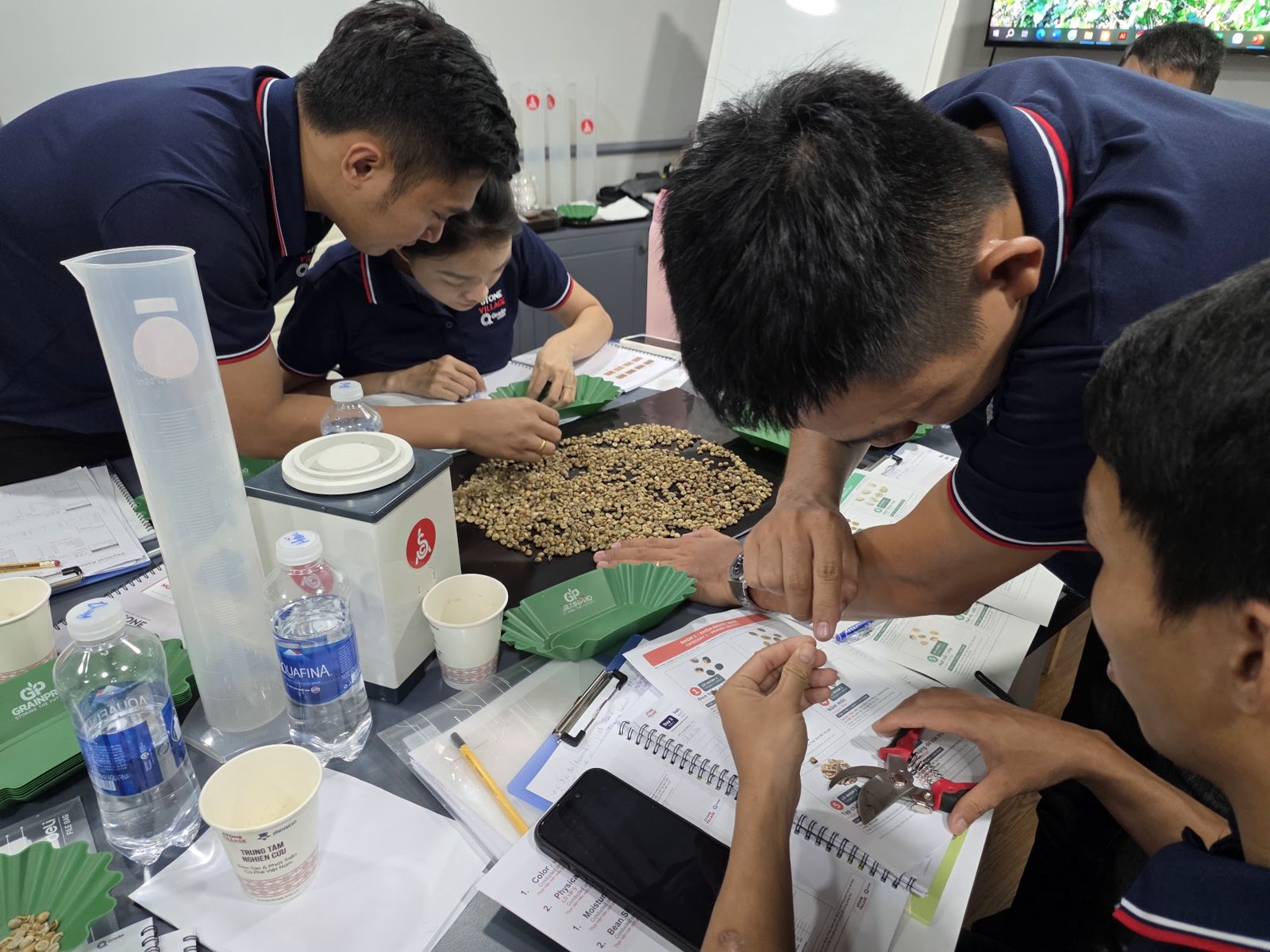 Nhóm học viên cúi sát bàn nhặt lỗi nhân xanh