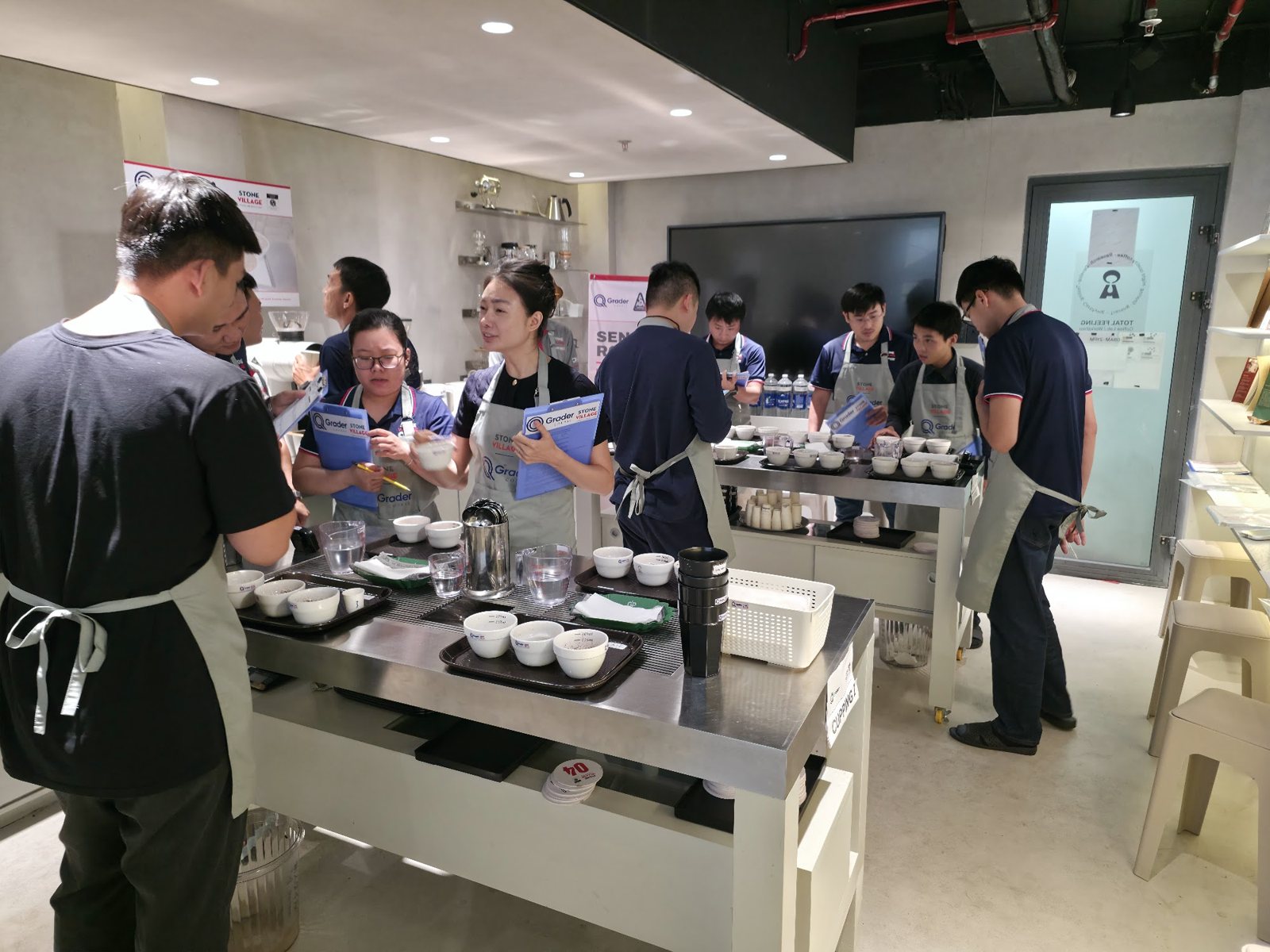 Học viên cầm biểu mẫu thử nếm Robusta quanh bàn
