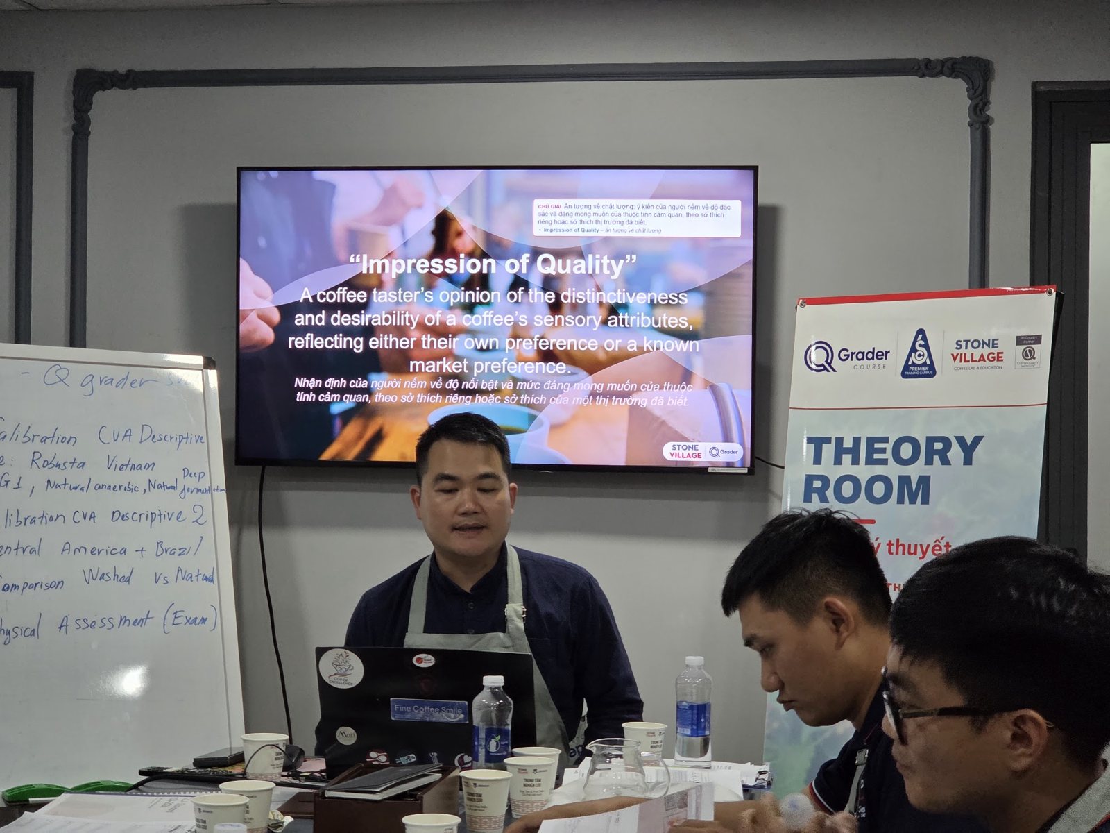 Giảng viên trình bày slide Impression of Quality trong phòng lý thuyết