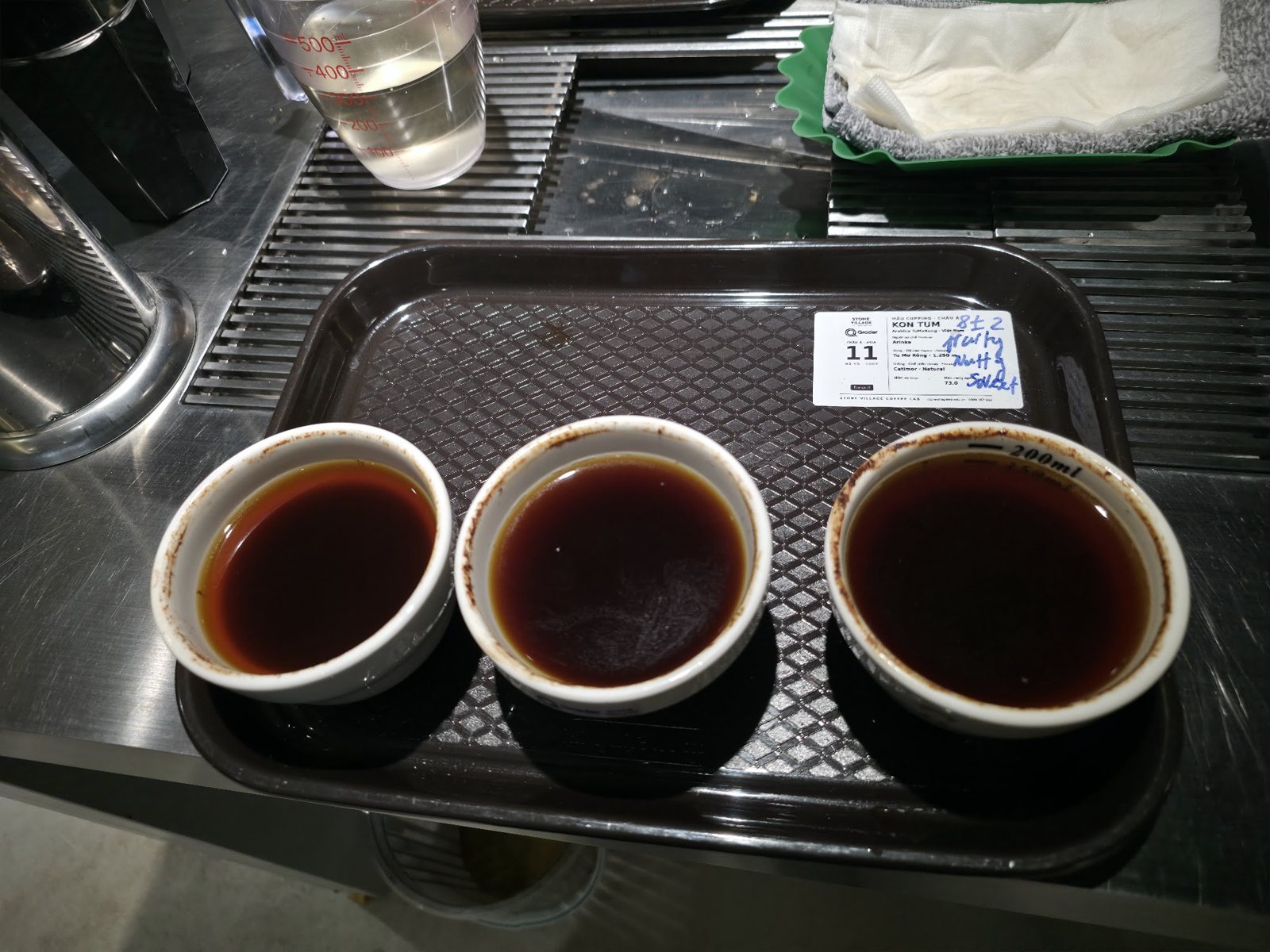 Khay ba chén cà phê đã rót nước