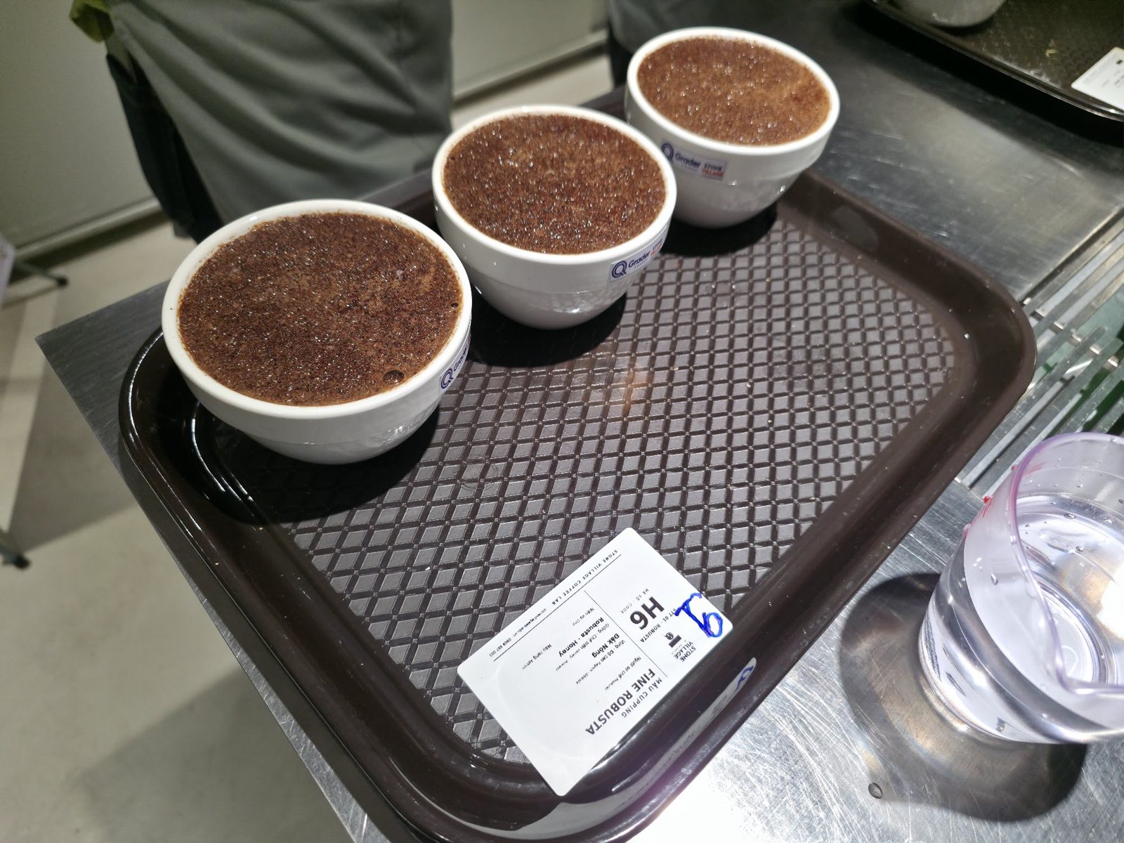 Khay ba chén mẫu Fine Robusta đã rót nước