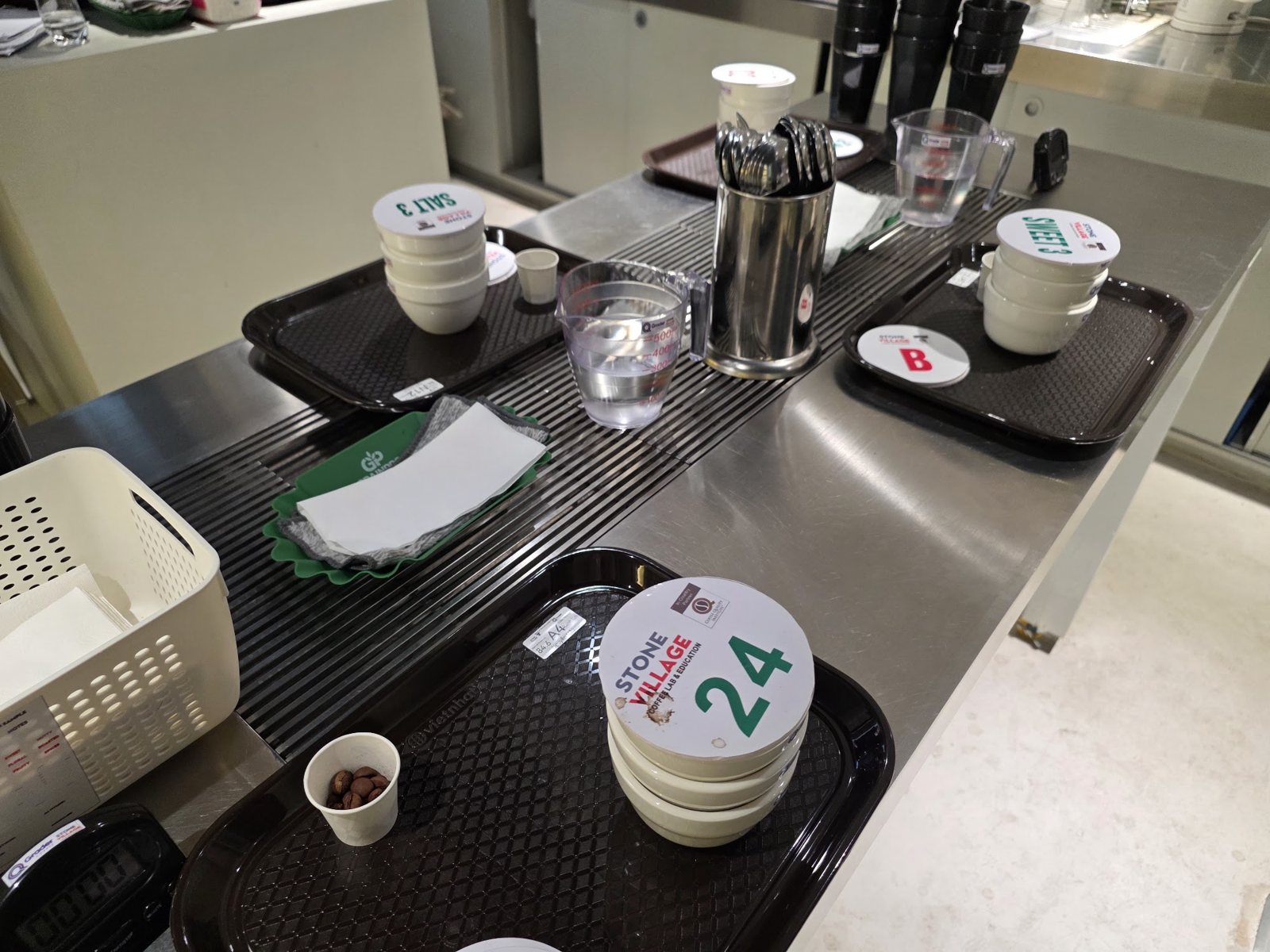 Các khay mẫu có thẻ số trên bàn cupping