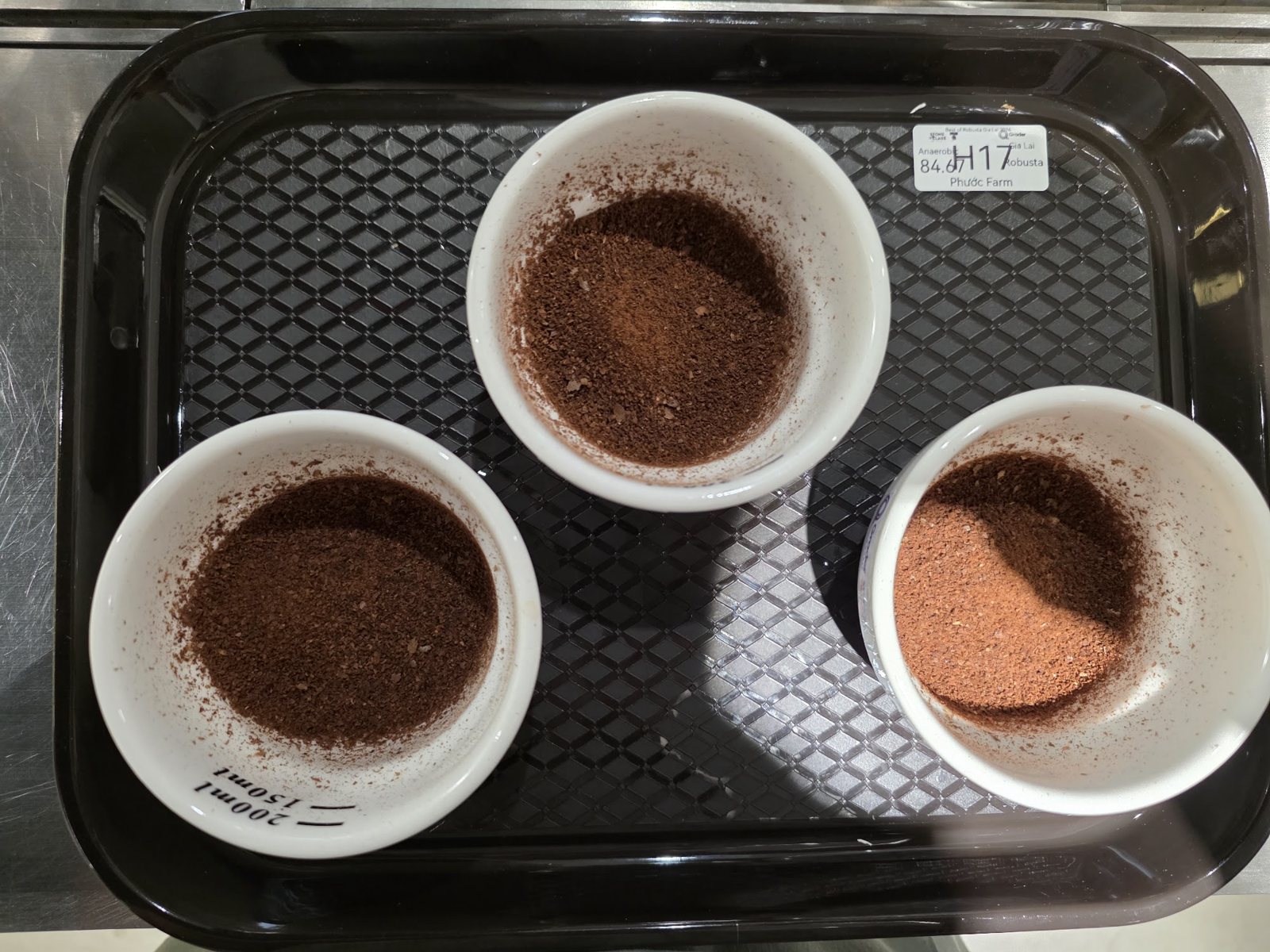 Khay ba chén Robusta đã xay với thẻ mã