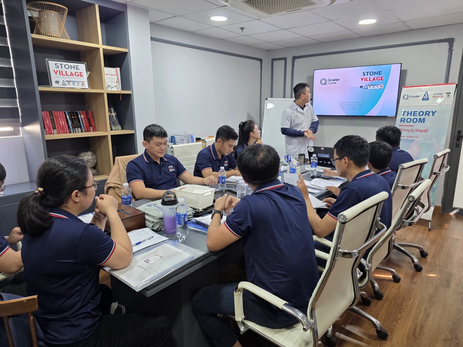 Học viên khóa Q Grader V1.0 trong phòng lý thuyết Stone Village Lab TP.HCM ngày 02/10/2026