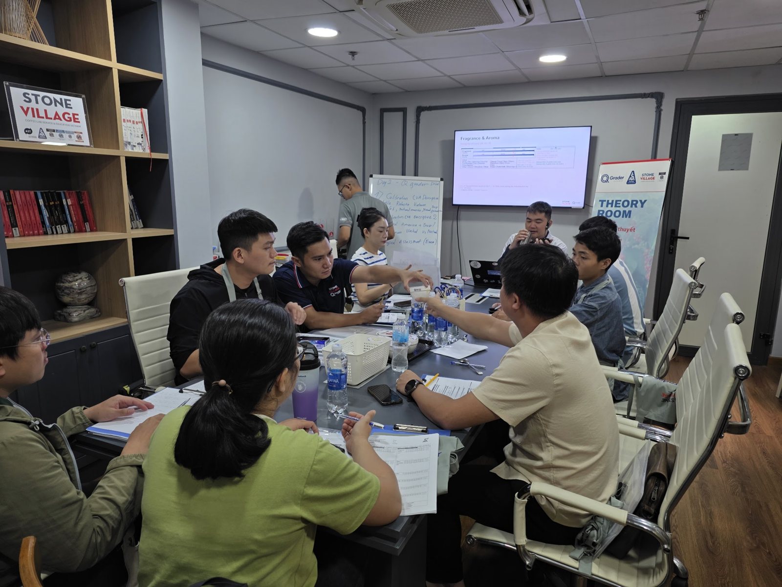 Lớp Q Grader sáng ngày 2 trong phòng lý thuyết Stone Village Lab TP.HCM