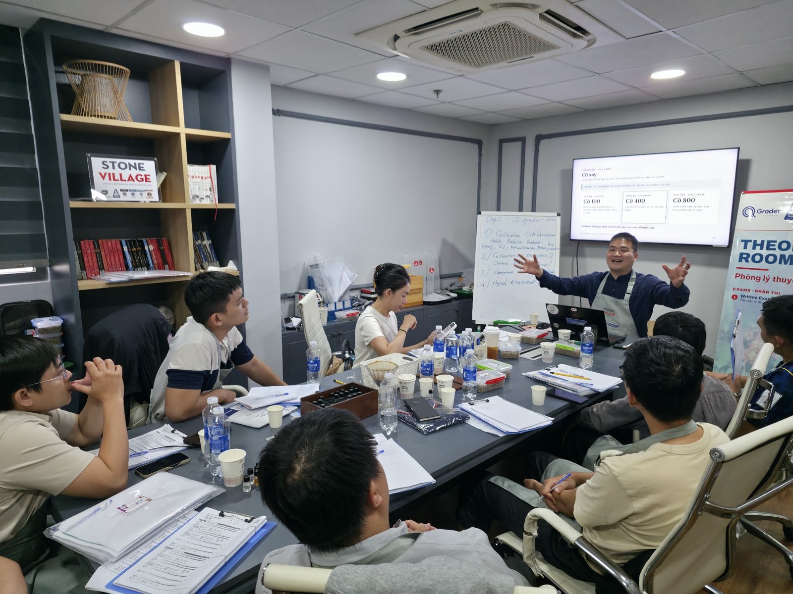 Lớp Q Grader trao đổi trong phòng lý thuyết ngày 3