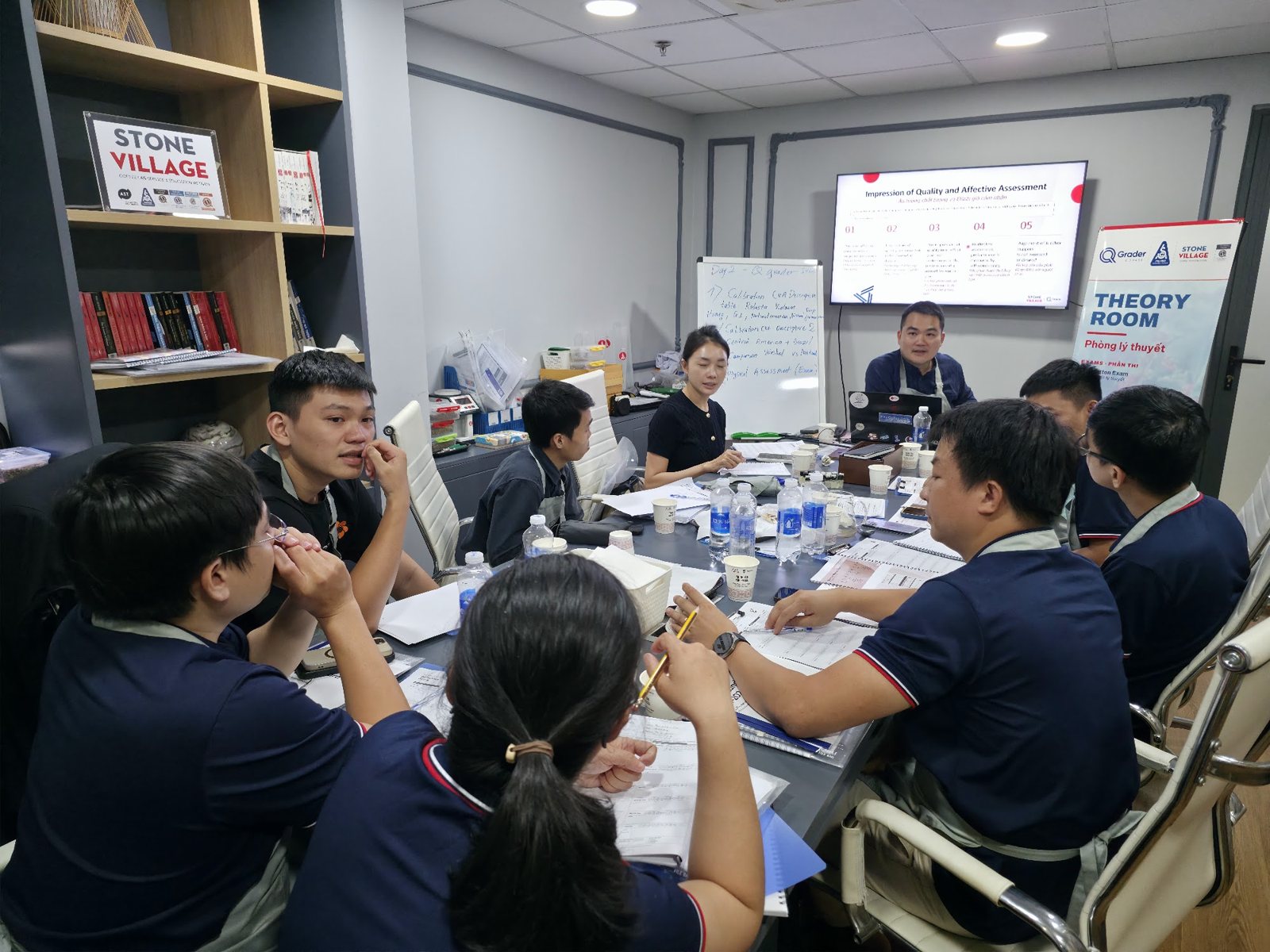 Lớp Q Grader trong phòng lý thuyết ngày 4